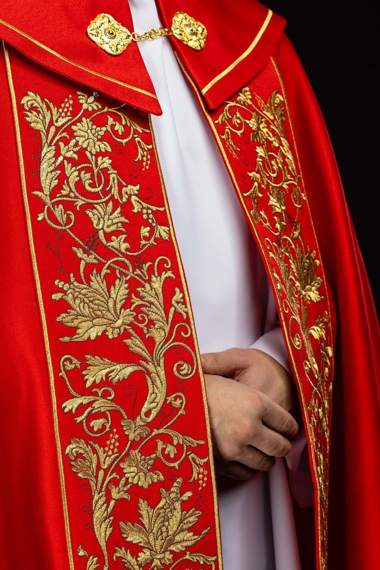 Chapelle liturgique rouge brodée avec motif de callice KKP/013/02/20 145cm - CHASUBLES.FR