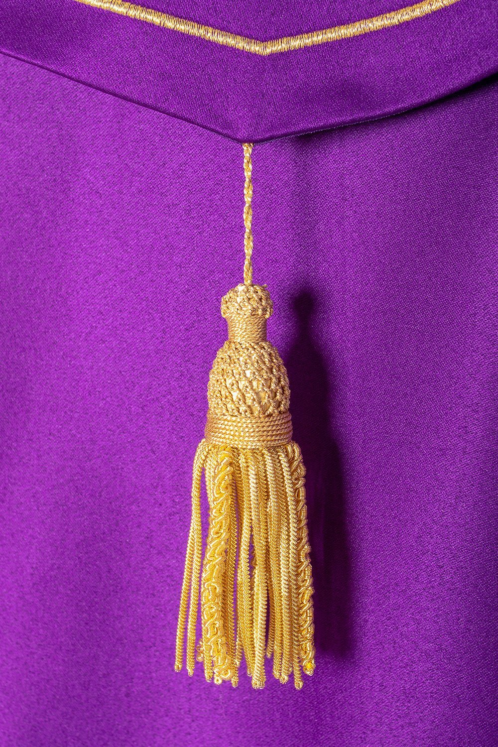 Chapelle liturgique violette avec broderie de raisins d'or KKP/001/03/20 FIOLET SAT.POMPON 150cm - CHASUBLES.FR