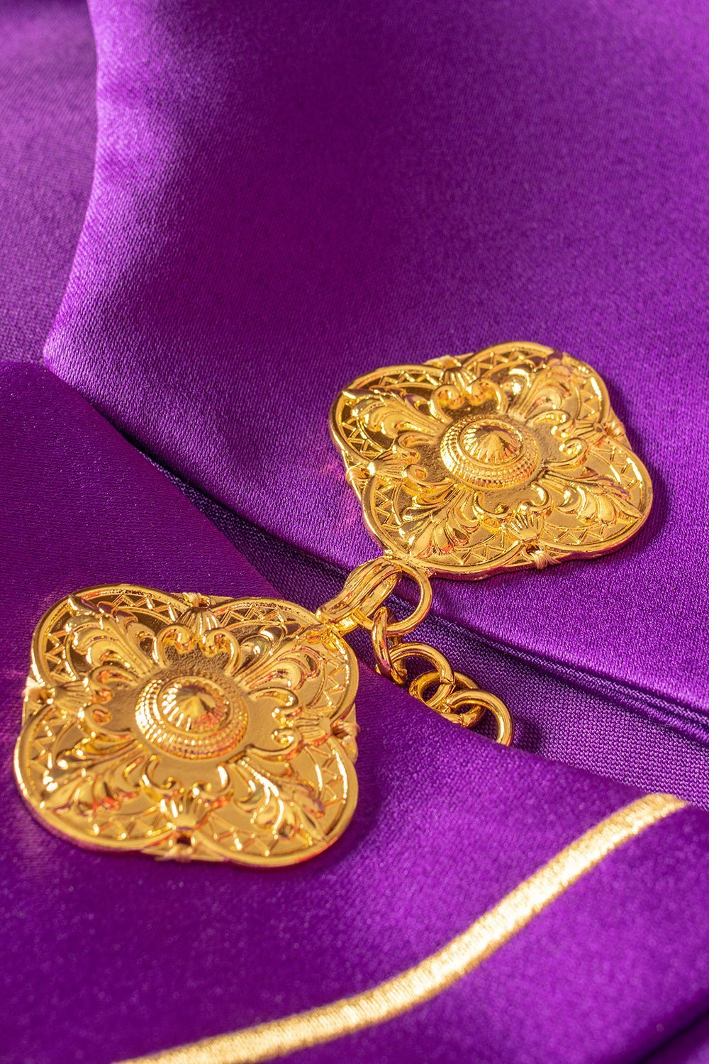 Chapelle liturgique violette avec broderie de raisins d'or KKP/001/03/20 FIOLET SAT.POMPON 150cm - CHASUBLES.FR