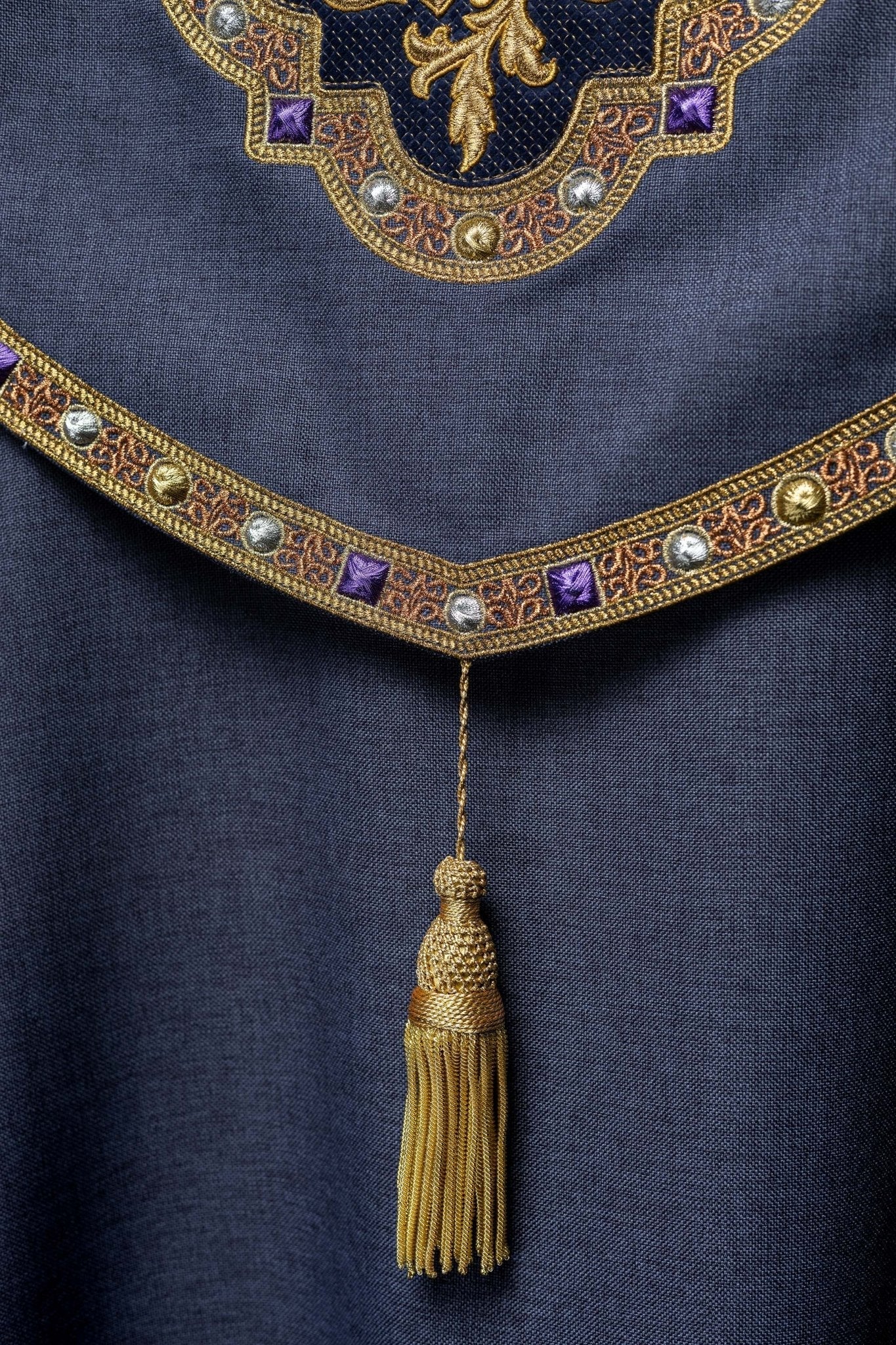 Chapelle liturgique violette avec IHS doré S - 3067 - 03 - 70 150cm - CHASUBLES.FR