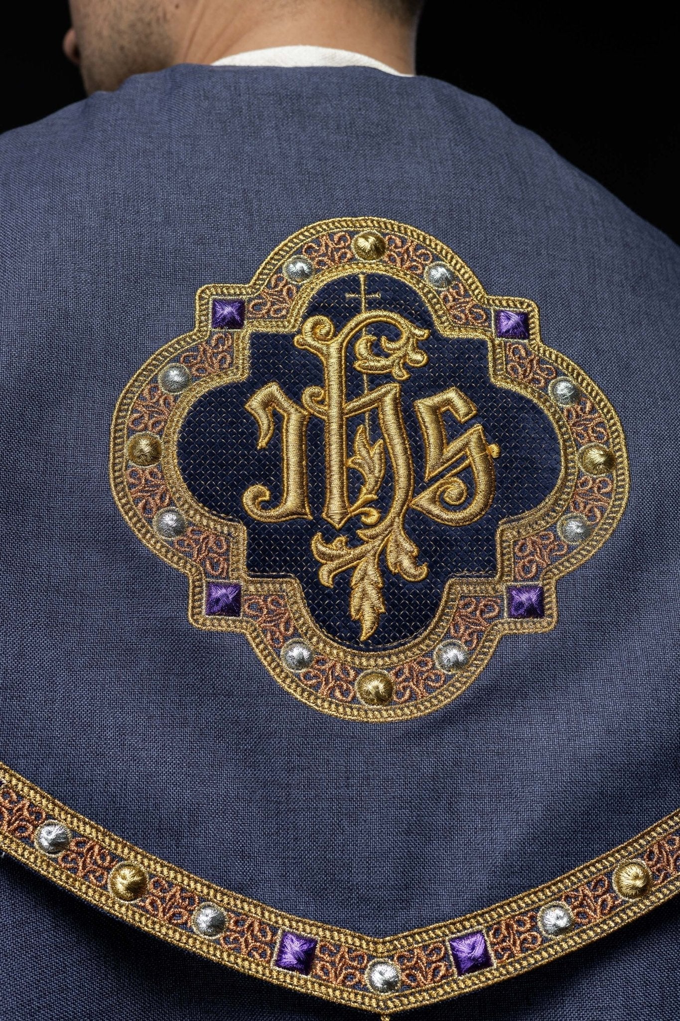Chapelle liturgique violette avec IHS doré S - 3067 - 03 - 70 150cm - CHASUBLES.FR