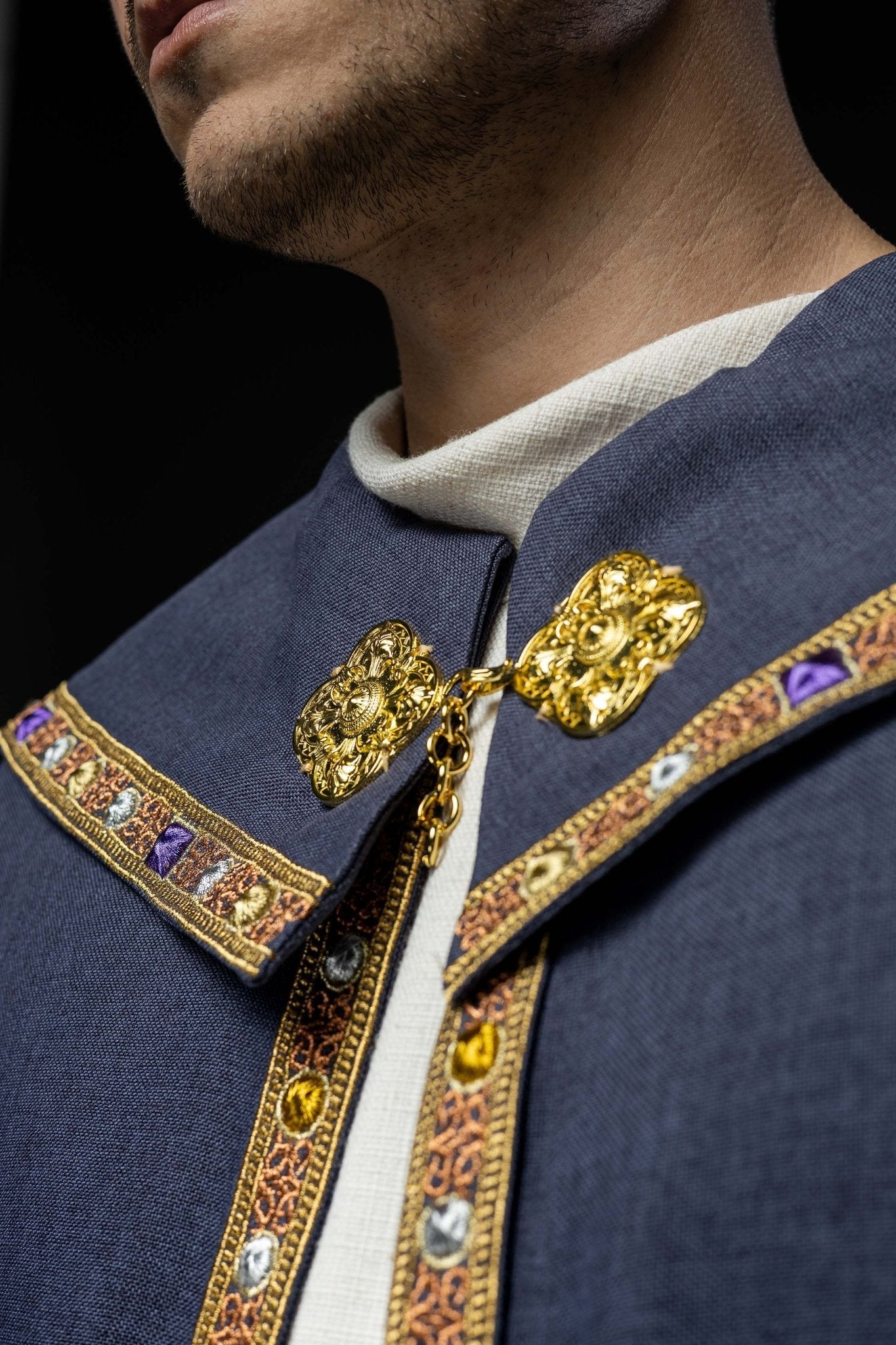 Chapelle liturgique violette avec IHS doré S - 3067 - 03 - 70 150cm - CHASUBLES.FR