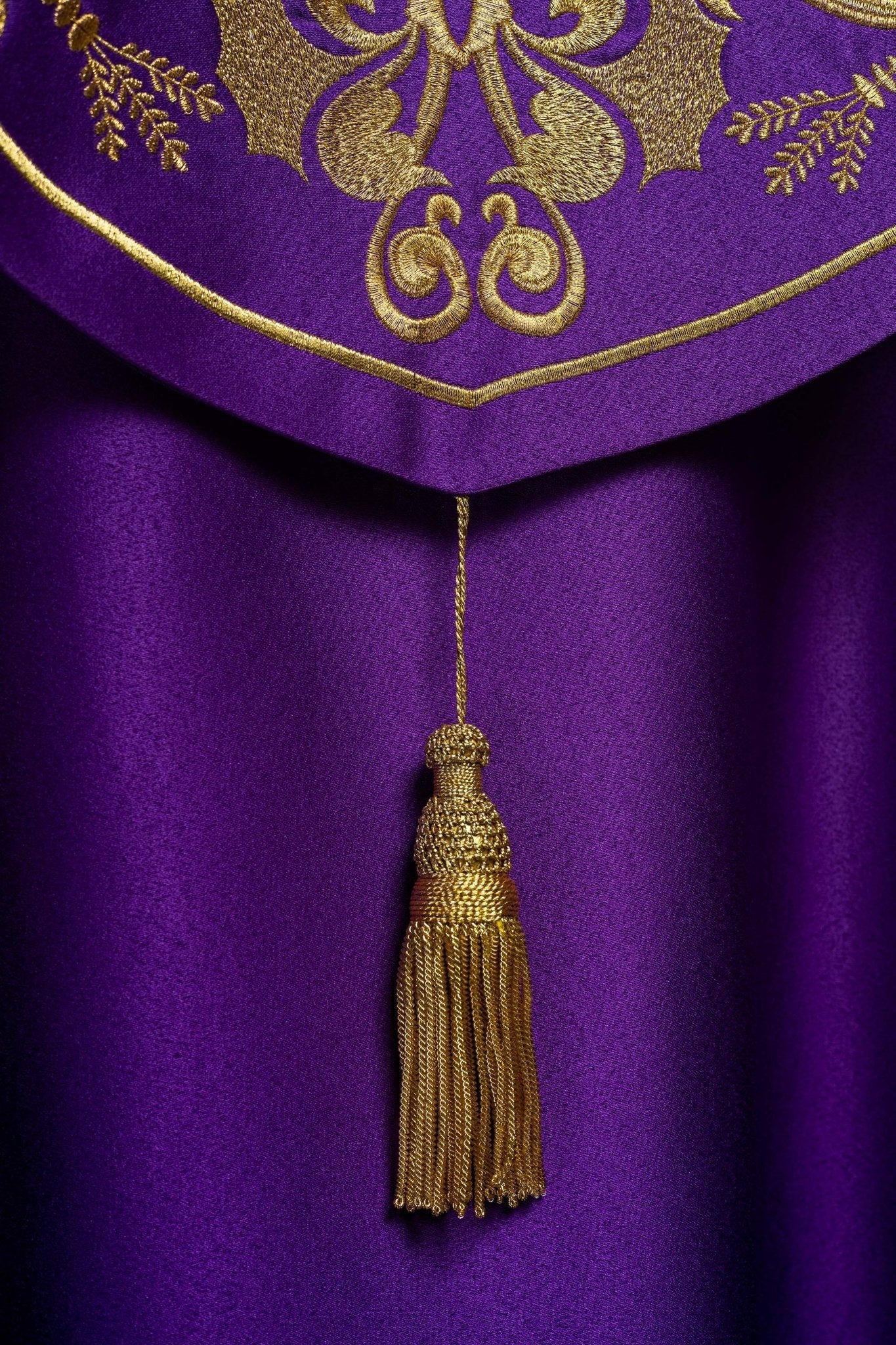 Chapelle liturgique violette avec monogramme IHS doré KKP/009/03/20 FIOLET SAT. POMPON 145 cm - CHASUBLES.FR