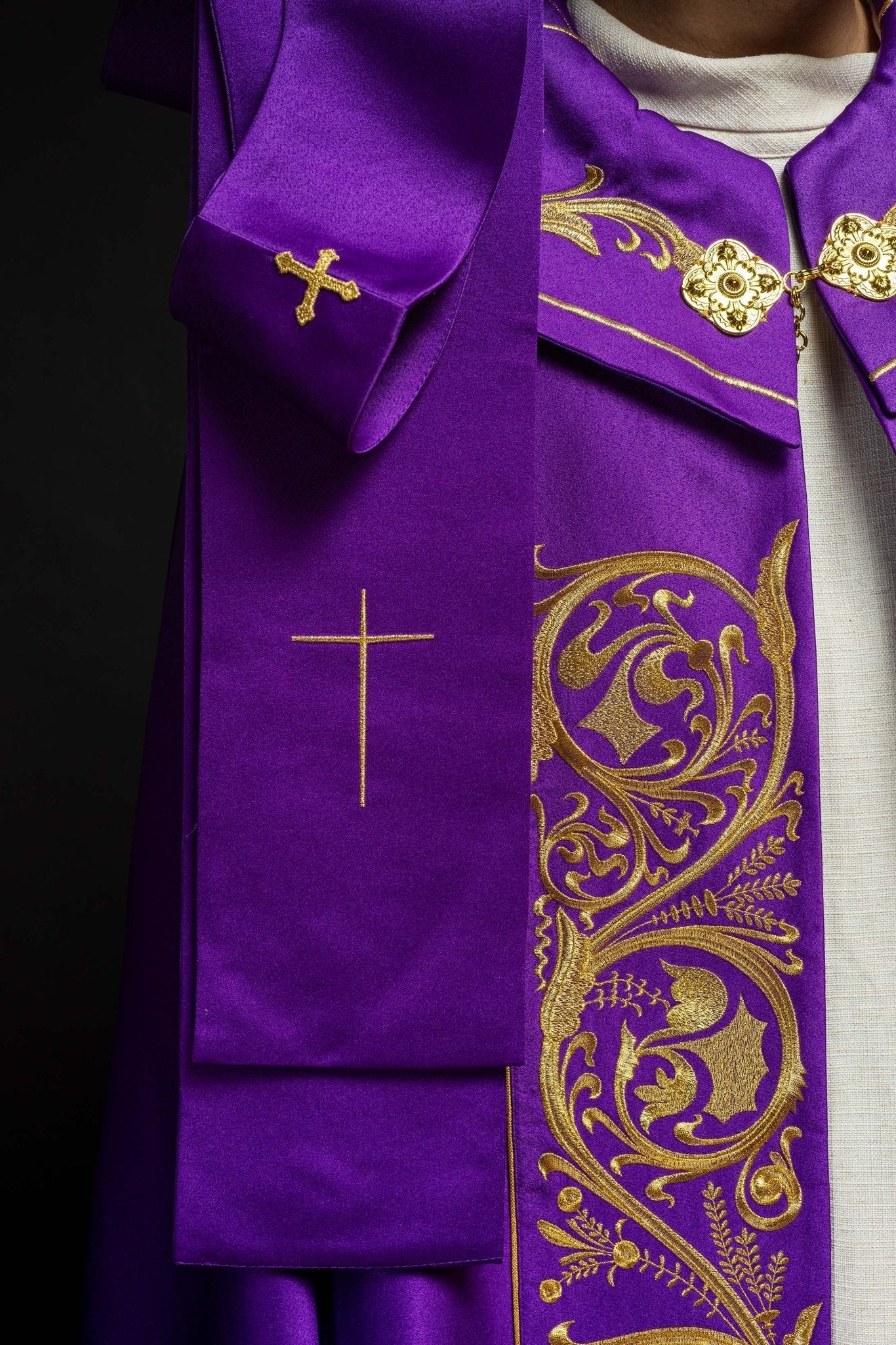 Chapelle liturgique violette avec monogramme IHS doré KKP/009/03/20 FIOLET SAT. POMPON 145 cm - CHASUBLES.FR