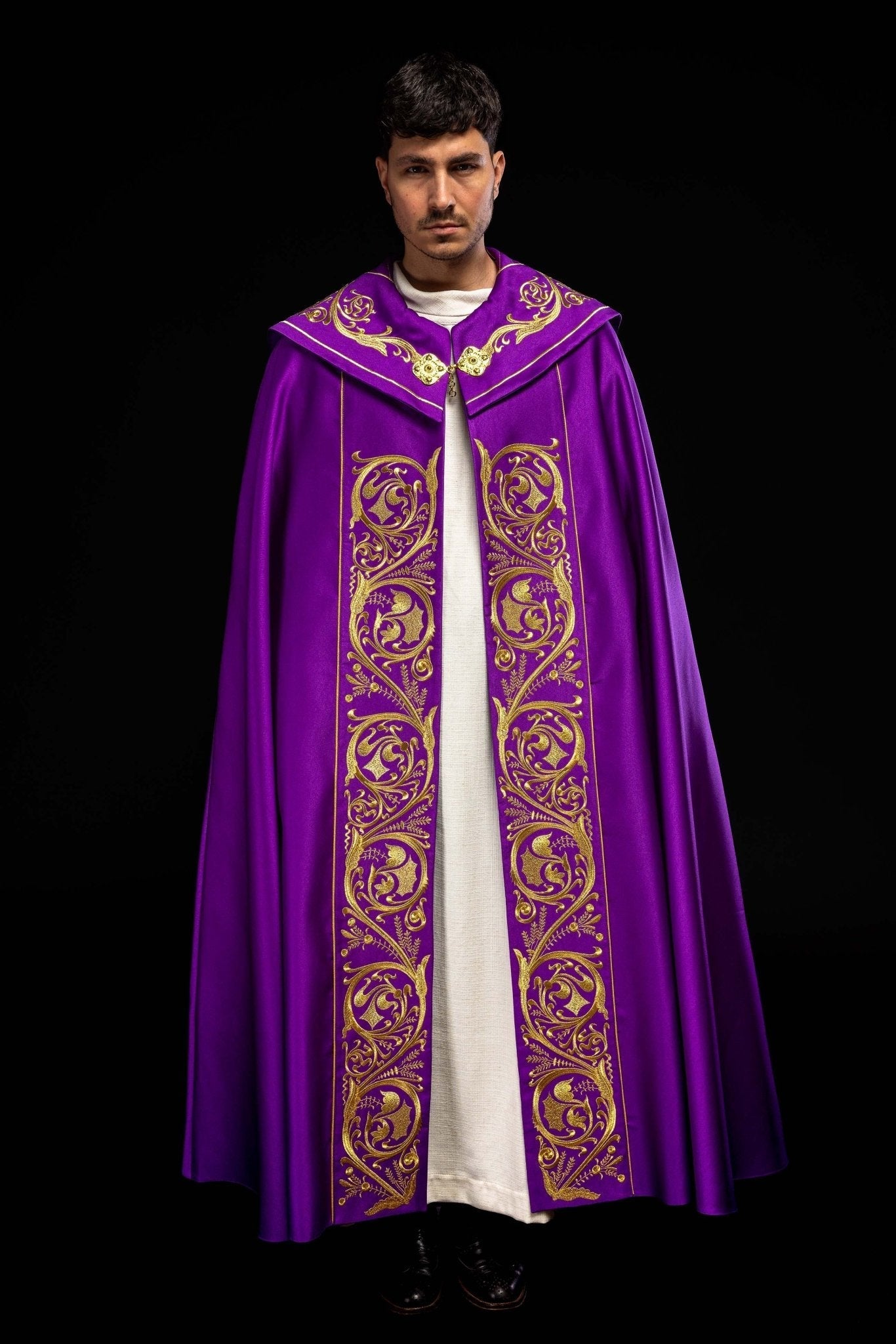 Chapelle liturgique violette avec monogramme IHS doré KKP/009/03/20 FIOLET SAT. POMPON 145 cm - CHASUBLES.FR