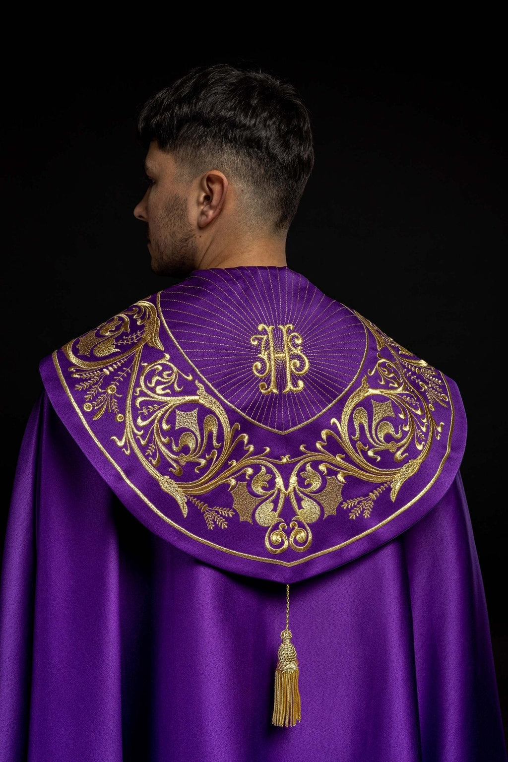 Chapelle liturgique violette avec monogramme IHS doré KKP/009/03/20 FIOLET SAT. POMPON 145 cm - CHASUBLES.FR