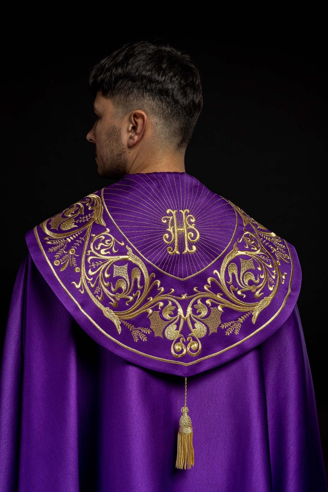 Chapelle liturgique violette avec monogramme IHS doré KKP/009/03/20 FIOLET SAT. POMPON 145 cm - CHASUBLES.FR