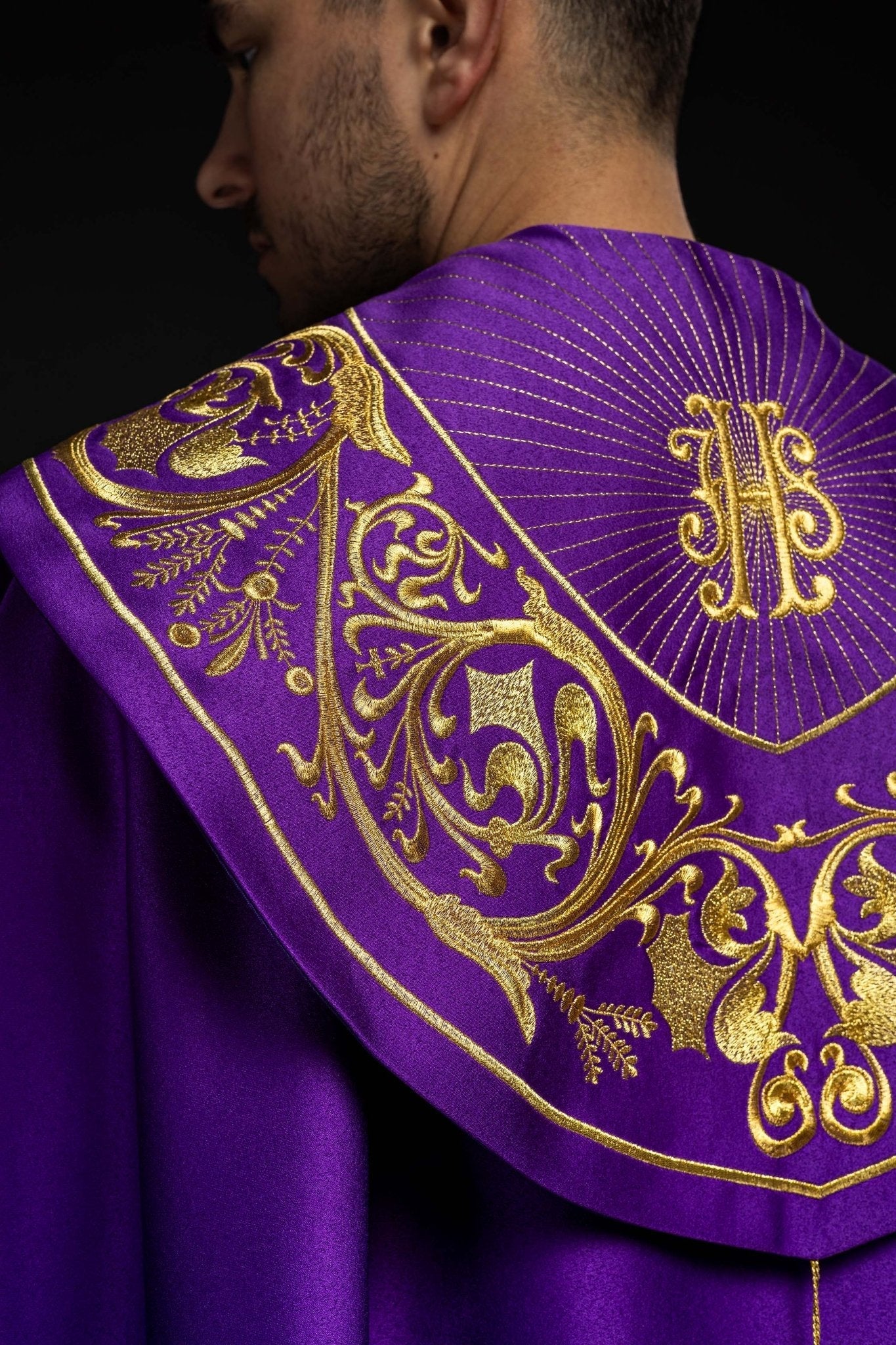 Chapelle liturgique violette avec monogramme IHS doré KKP/009/03/20 FIOLET SAT. POMPON 145 cm - CHASUBLES.FR
