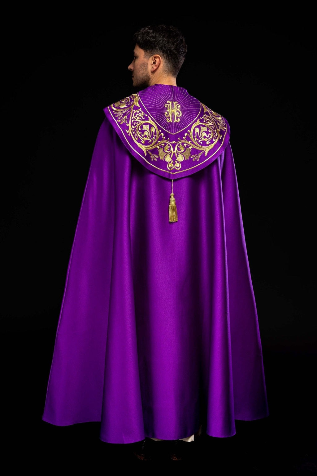 Chapelle liturgique violette avec monogramme IHS doré KKP/009/03/20 FIOLET SAT. POMPON 145 cm - CHASUBLES.FR