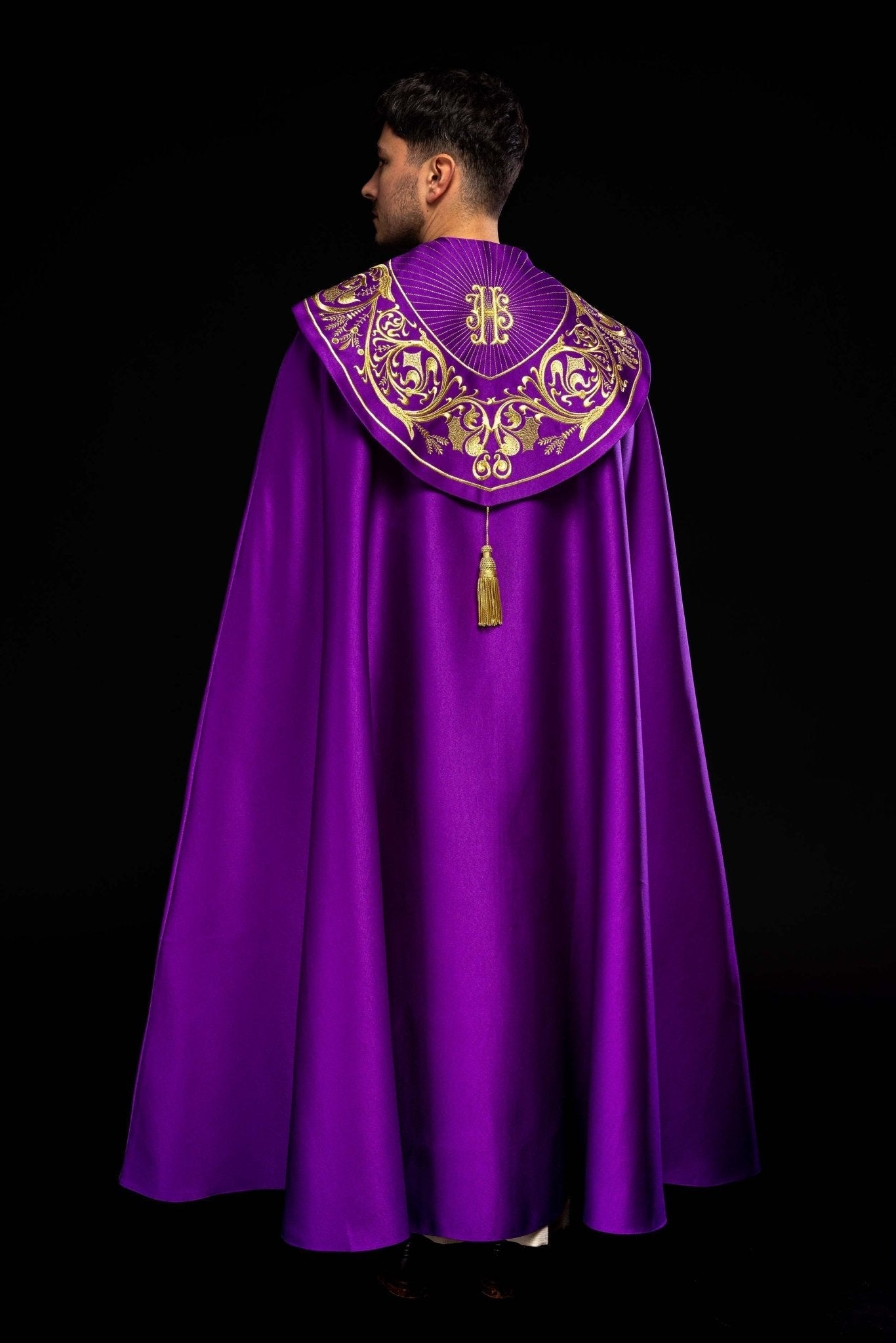 Chapelle liturgique violette avec monogramme IHS doré KKP/009/03/20 FIOLET SAT. POMPON 145 cm - CHASUBLES.FR