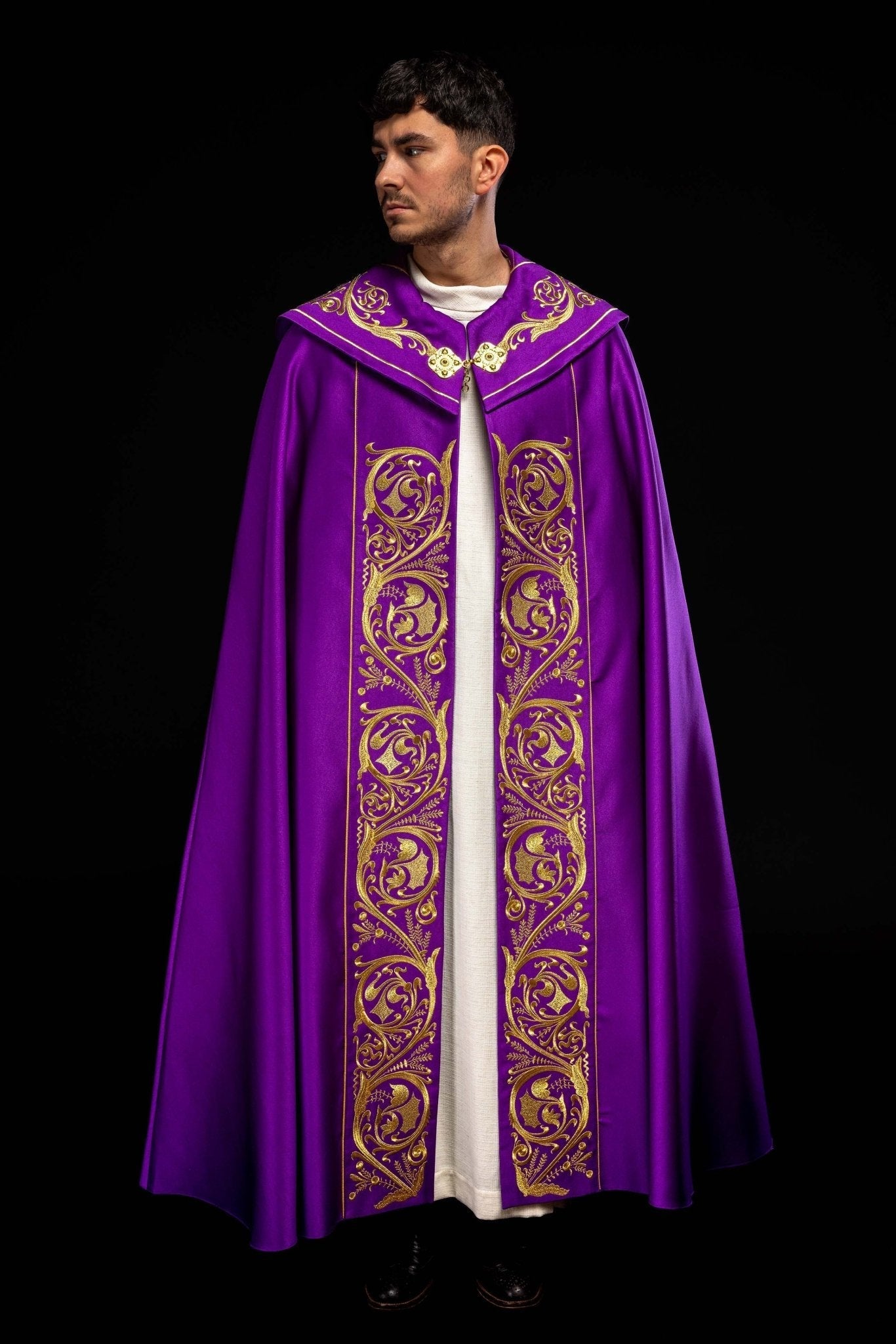 Chapelle liturgique violette avec monogramme IHS doré KKP/009/03/20 FIOLET SAT. POMPON 145 cm - CHASUBLES.FR