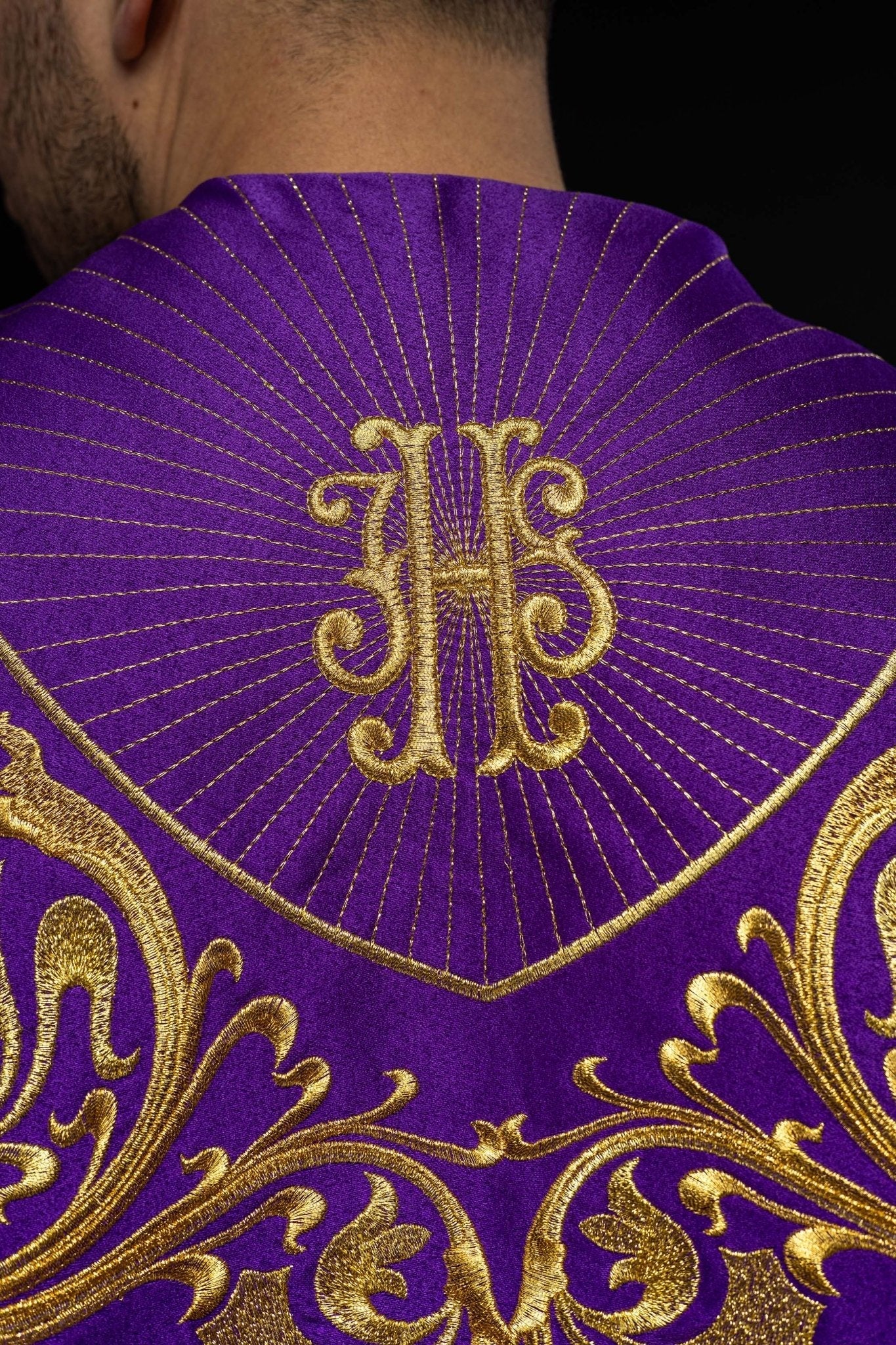 Chapelle liturgique violette avec monogramme IHS doré KKP/009/03/20 FIOLET SAT. POMPON 145 cm - CHASUBLES.FR