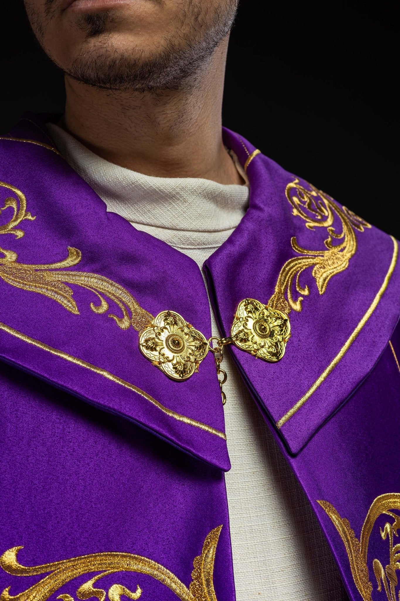 Chapelle liturgique violette avec monogramme IHS doré KKP/009/03/20 FIOLET SAT. POMPON 145 cm - CHASUBLES.FR