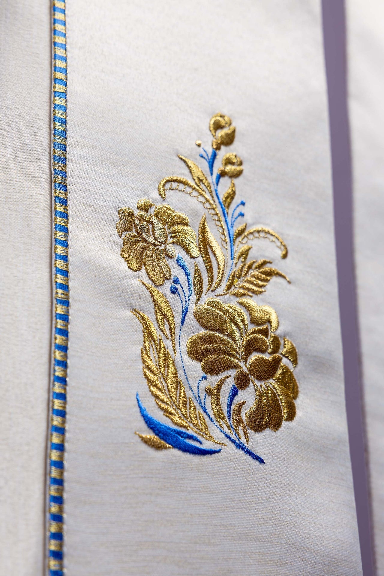 Chapelle mariale brodée écrue KDT/3043/05/54 ECRU 150CM - CHASUBLES.FR