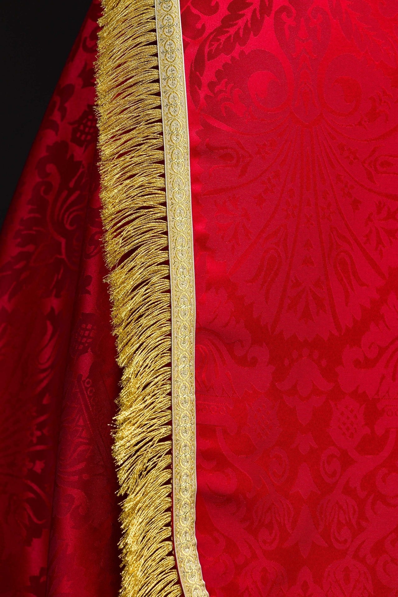 Chapelle romaine en tissu jacquard uni – rouge KKP/159/02/83 145cm - CHASUBLES.FR
