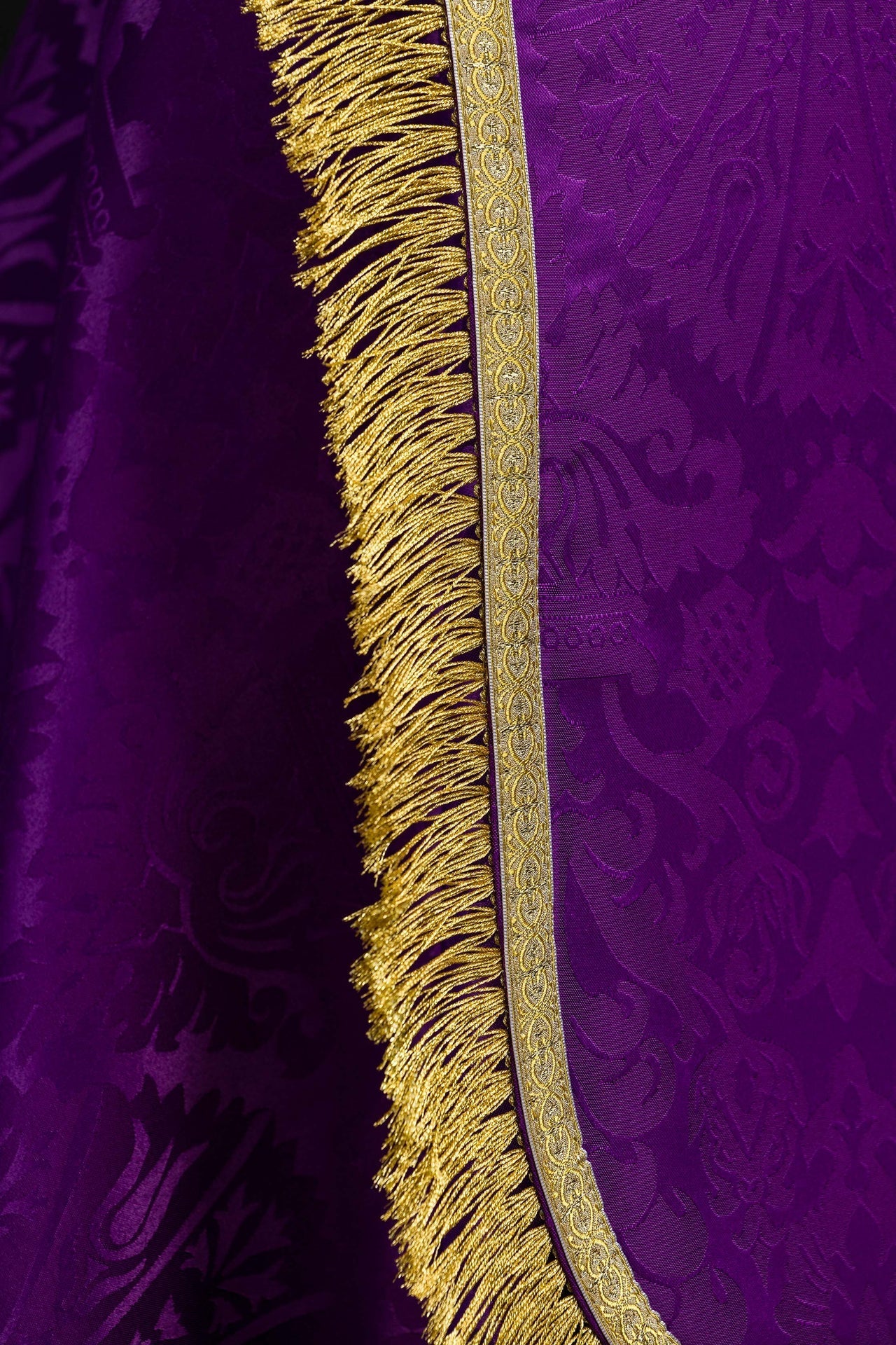 Chapelle romaine en tissu jacquard uni – violette KKP/159/03/83 145cm - CHASUBLES.FR