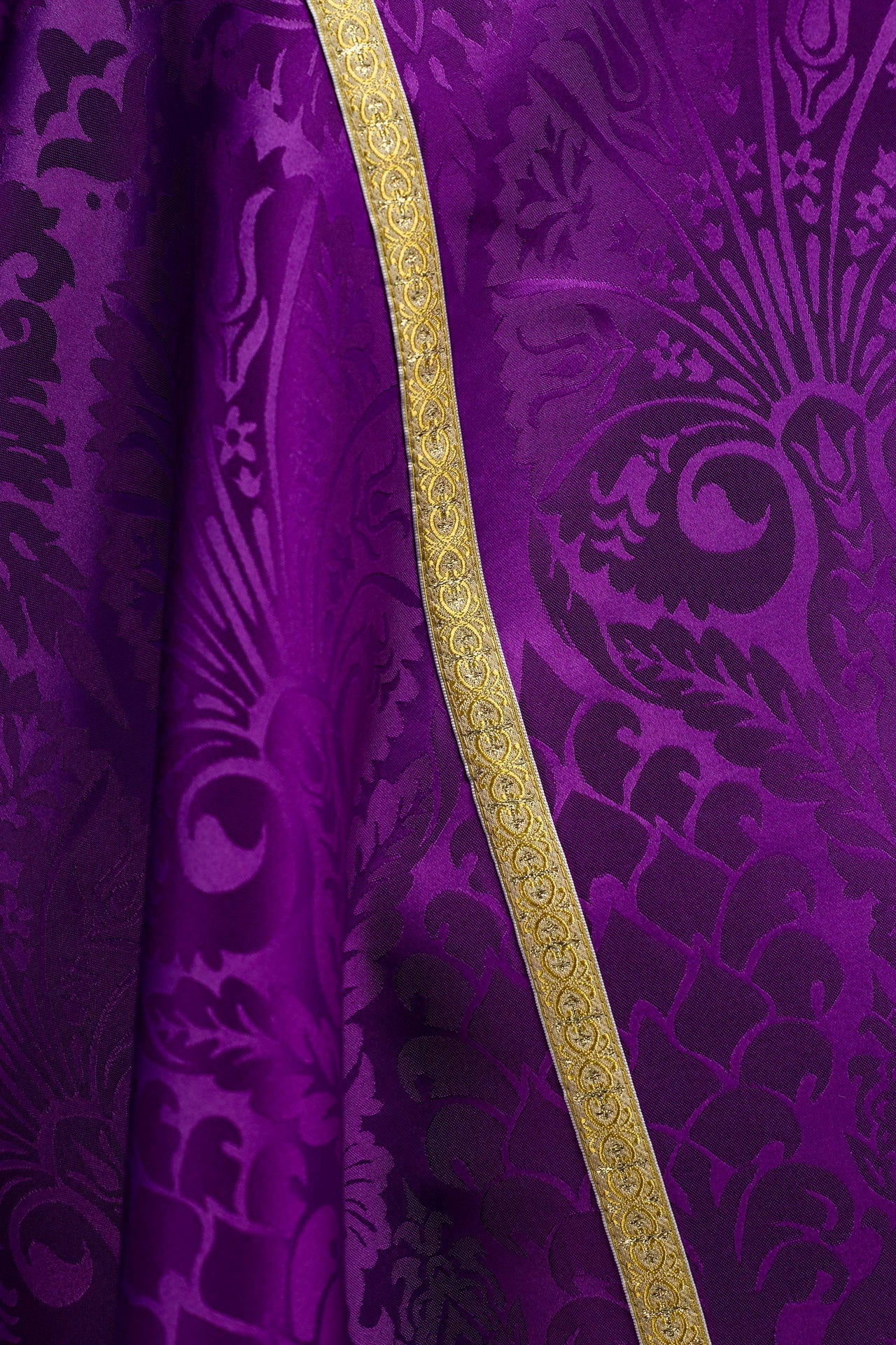 Chapelle romaine en tissu jacquard uni – violette KKP/159/03/83 145cm - CHASUBLES.FR