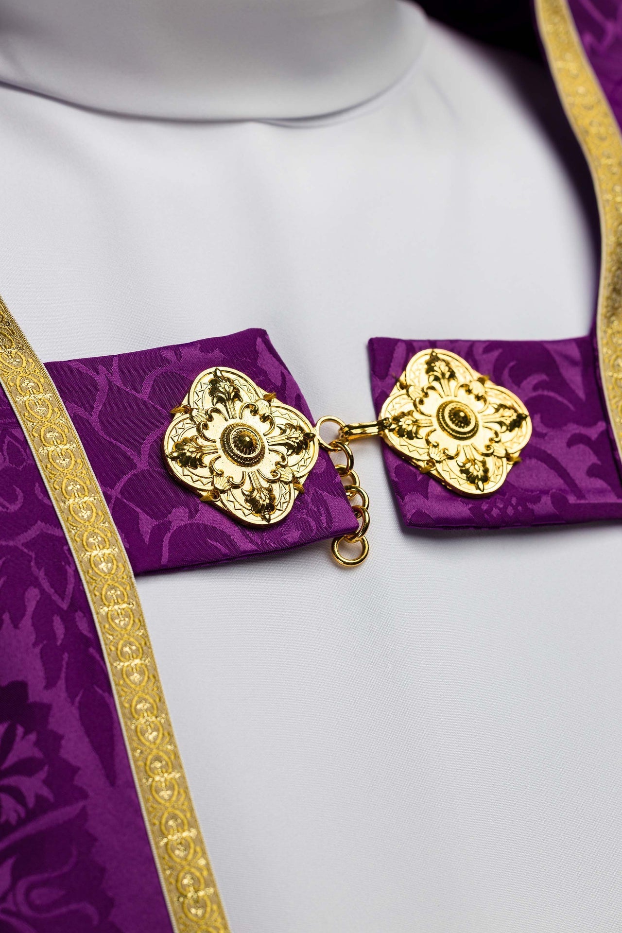 Chapelle romaine en tissu jacquard uni – violette KKP/159/03/83 145cm - CHASUBLES.FR