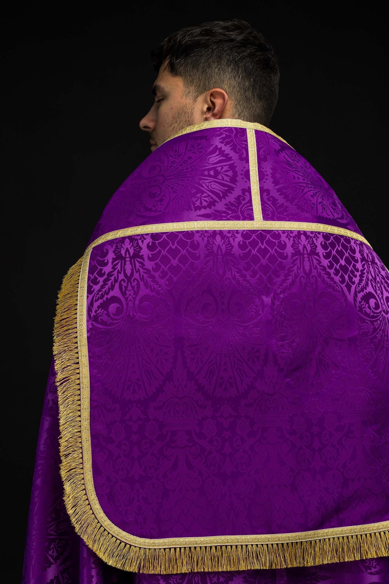 Chapelle romaine en tissu jacquard uni – violette KKP/159/03/83 145cm - CHASUBLES.FR