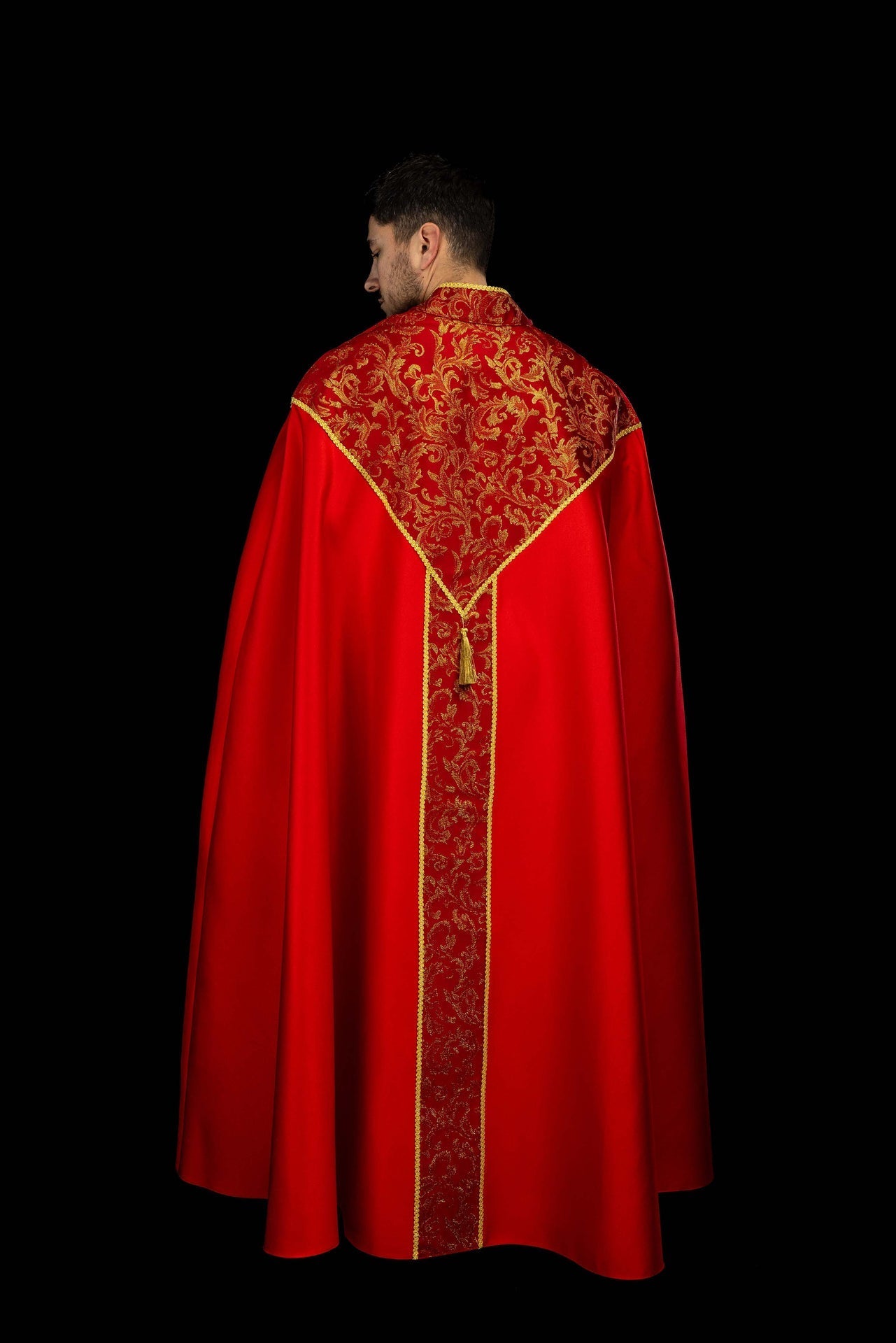 Chapelle rouge brodée ornée de tissu jacquard KKP/162/02/20 145cm - CHASUBLES.FR