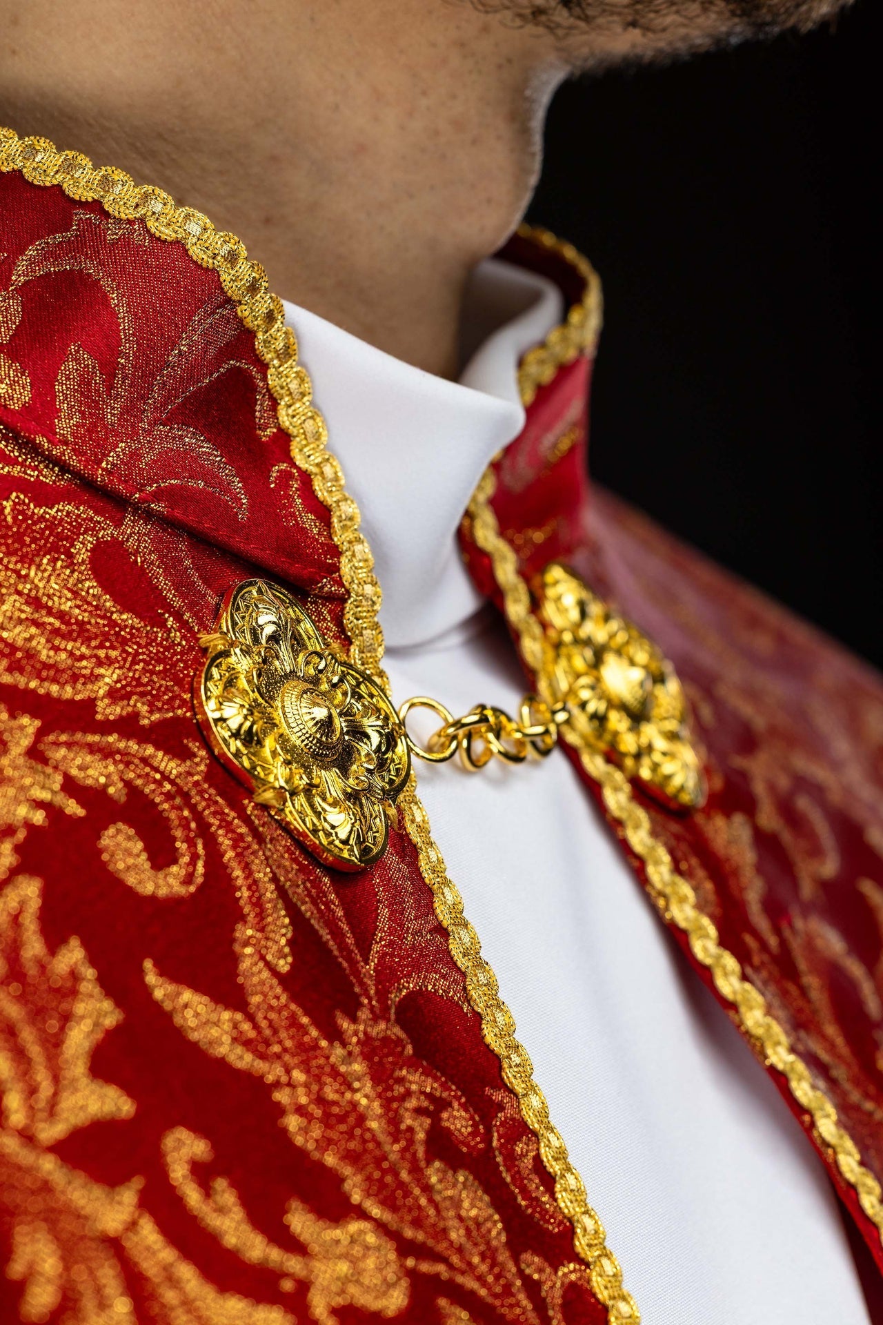 Chapelle rouge brodée ornée de tissu jacquard KKP/162/02/20 145cm - CHASUBLES.FR