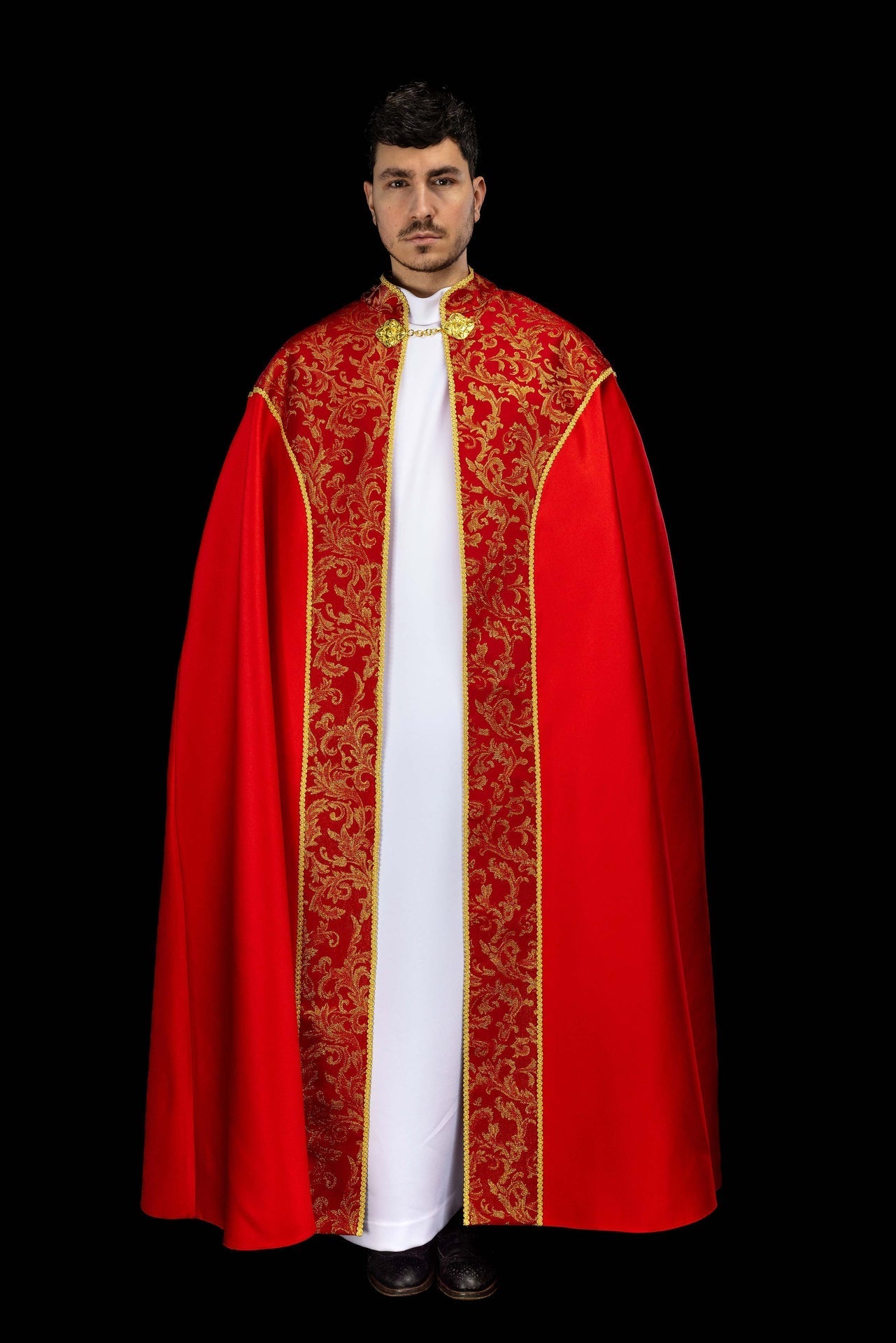 Chapelle rouge brodée ornée de tissu jacquard KKP/162/02/20 145cm - CHASUBLES.FR