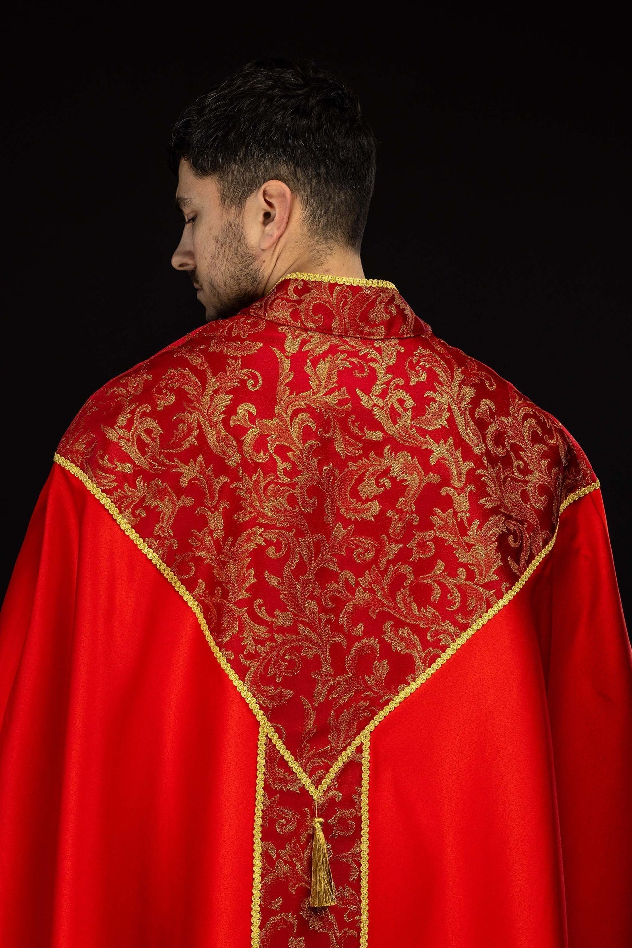 Chapelle rouge brodée ornée de tissu jacquard KKP/162/02/20 145cm - CHASUBLES.FR