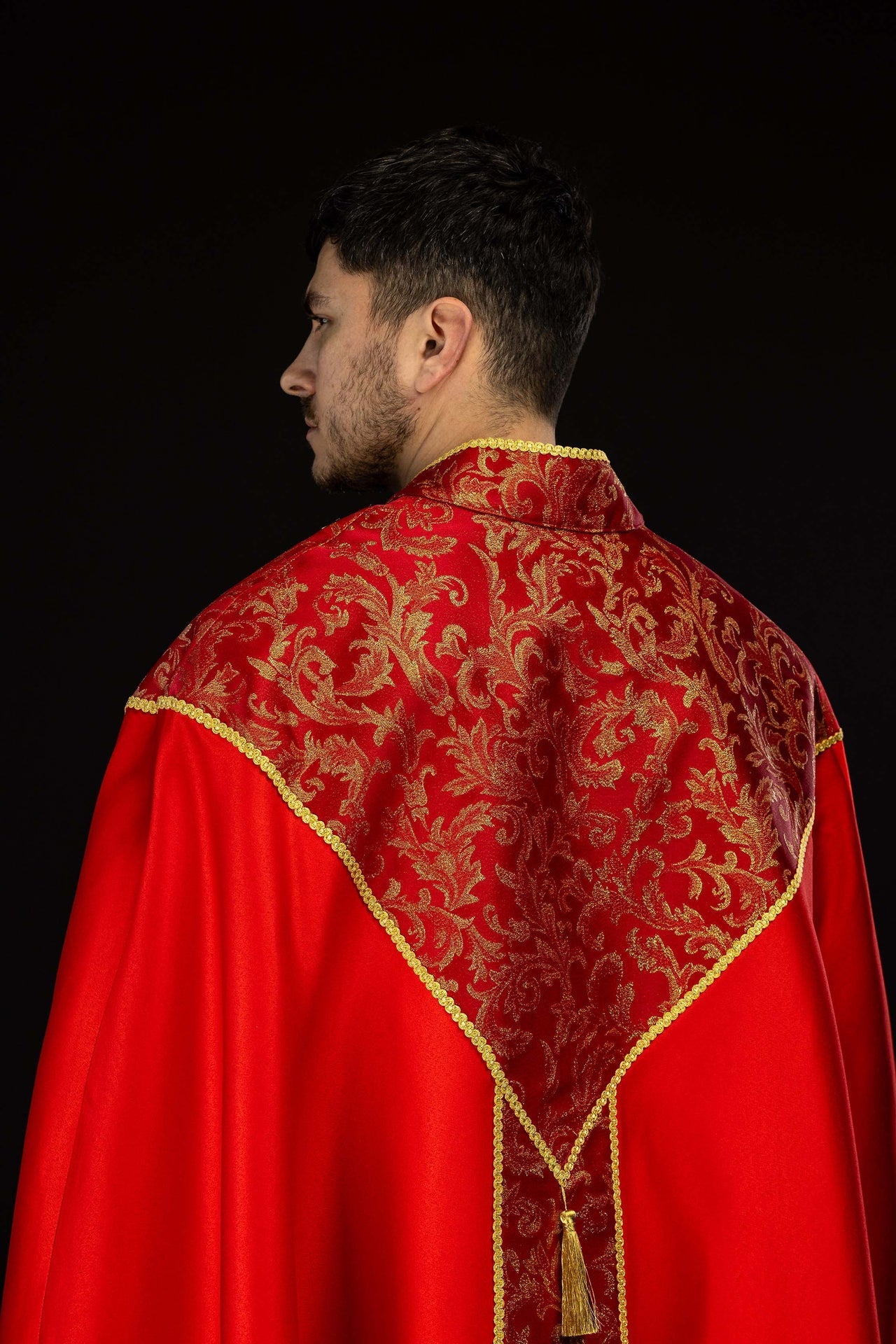 Chapelle rouge brodée ornée de tissu jacquard KKP/162/02/20 145cm - CHASUBLES.FR