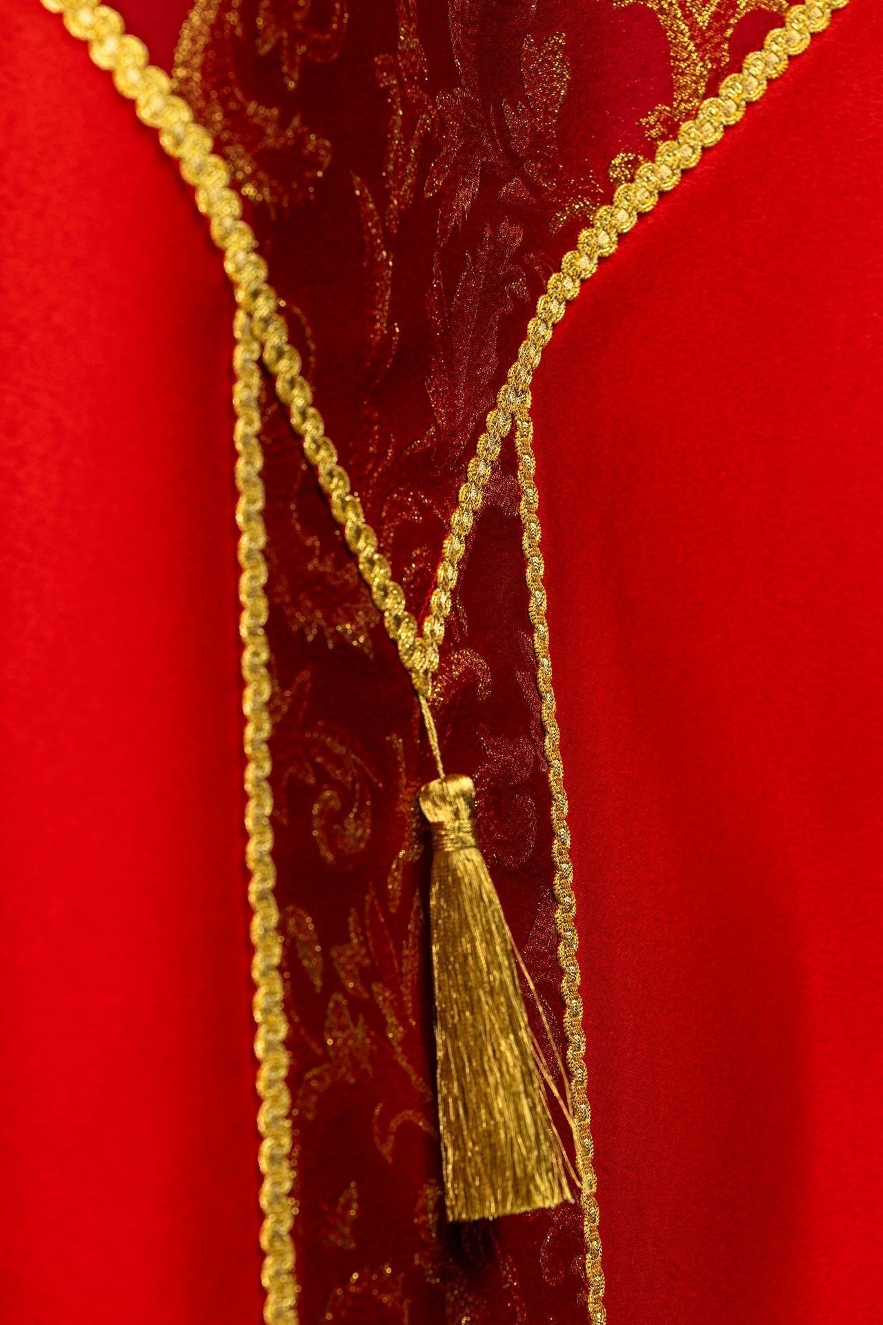 Chapelle rouge brodée ornée de tissu jacquard KKP/162/02/20 145cm - CHASUBLES.FR
