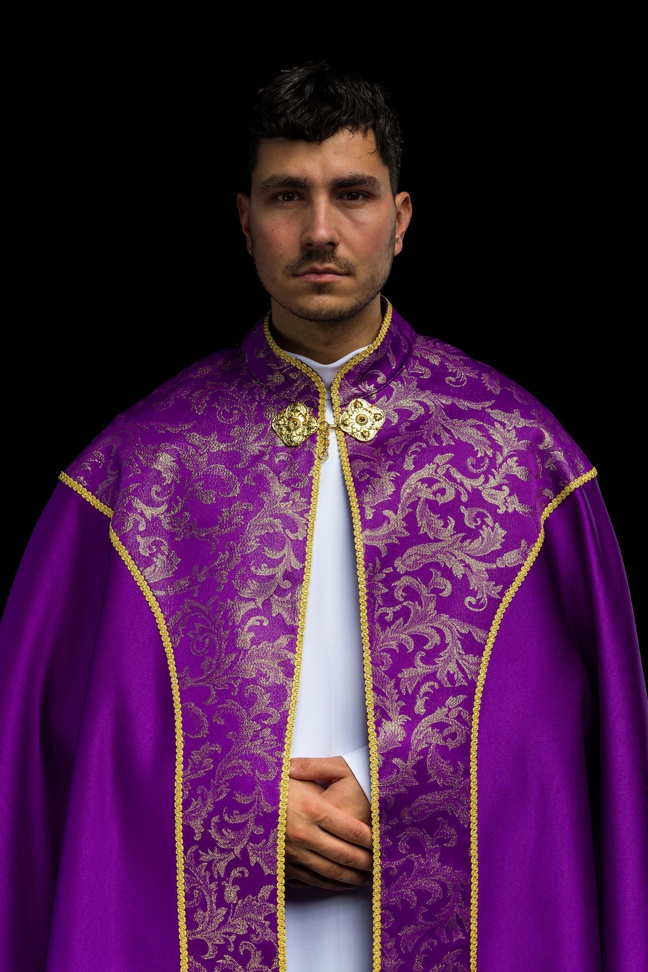Chapelle violette brodée ornée de tissu jacquard KKP/162/03/20 145cm - CHASUBLES.FR