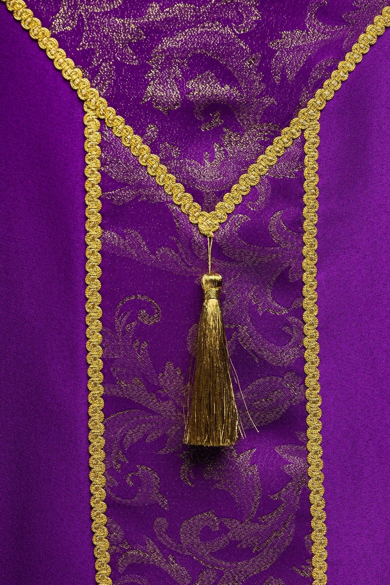 Chapelle violette brodée ornée de tissu jacquard KKP/162/03/20 145cm - CHASUBLES.FR