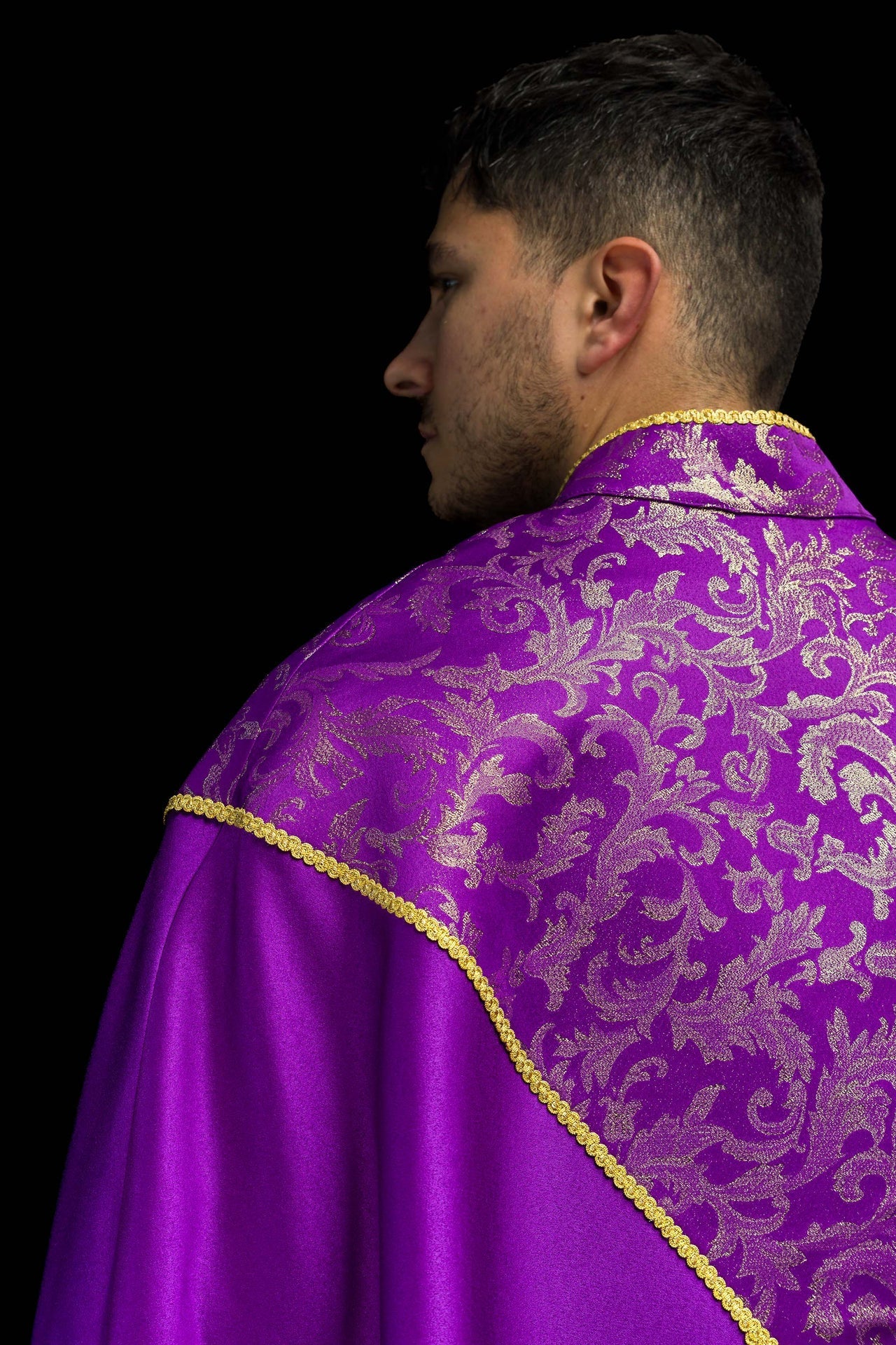 Chapelle violette brodée ornée de tissu jacquard KKP/162/03/20 145cm - CHASUBLES.FR