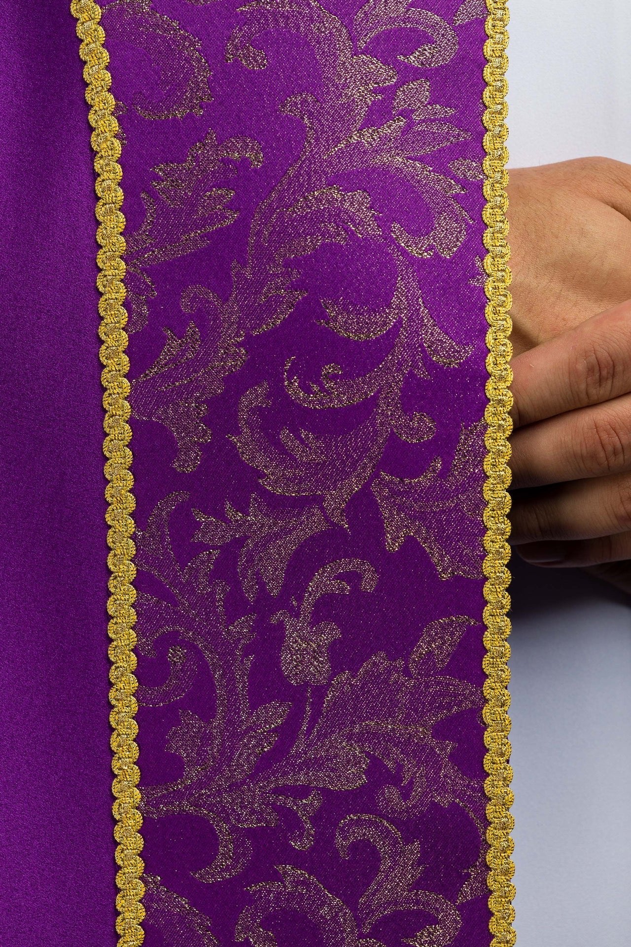 Chapelle violette brodée ornée de tissu jacquard KKP/162/03/20 145cm - CHASUBLES.FR