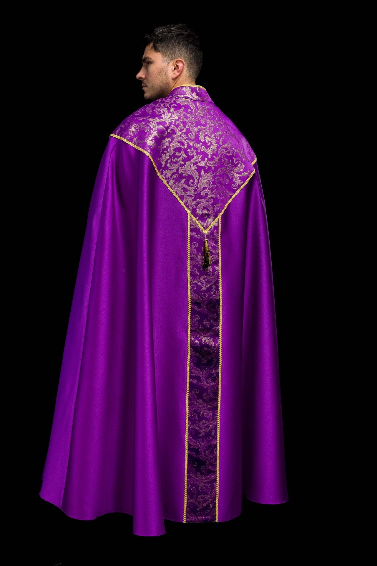 Chapelle violette brodée ornée de tissu jacquard KKP/162/03/20 145cm - CHASUBLES.FR