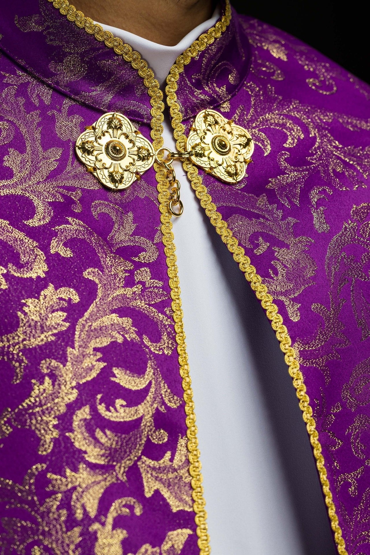 Chapelle violette brodée ornée de tissu jacquard KKP/162/03/20 145cm - CHASUBLES.FR