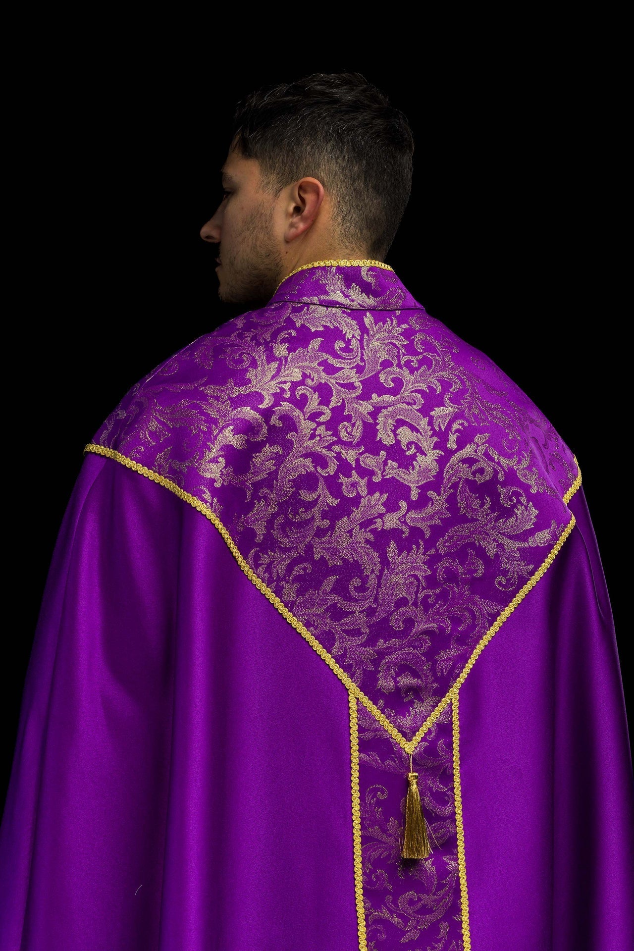 Chapelle violette brodée ornée de tissu jacquard KKP/162/03/20 145cm - CHASUBLES.FR