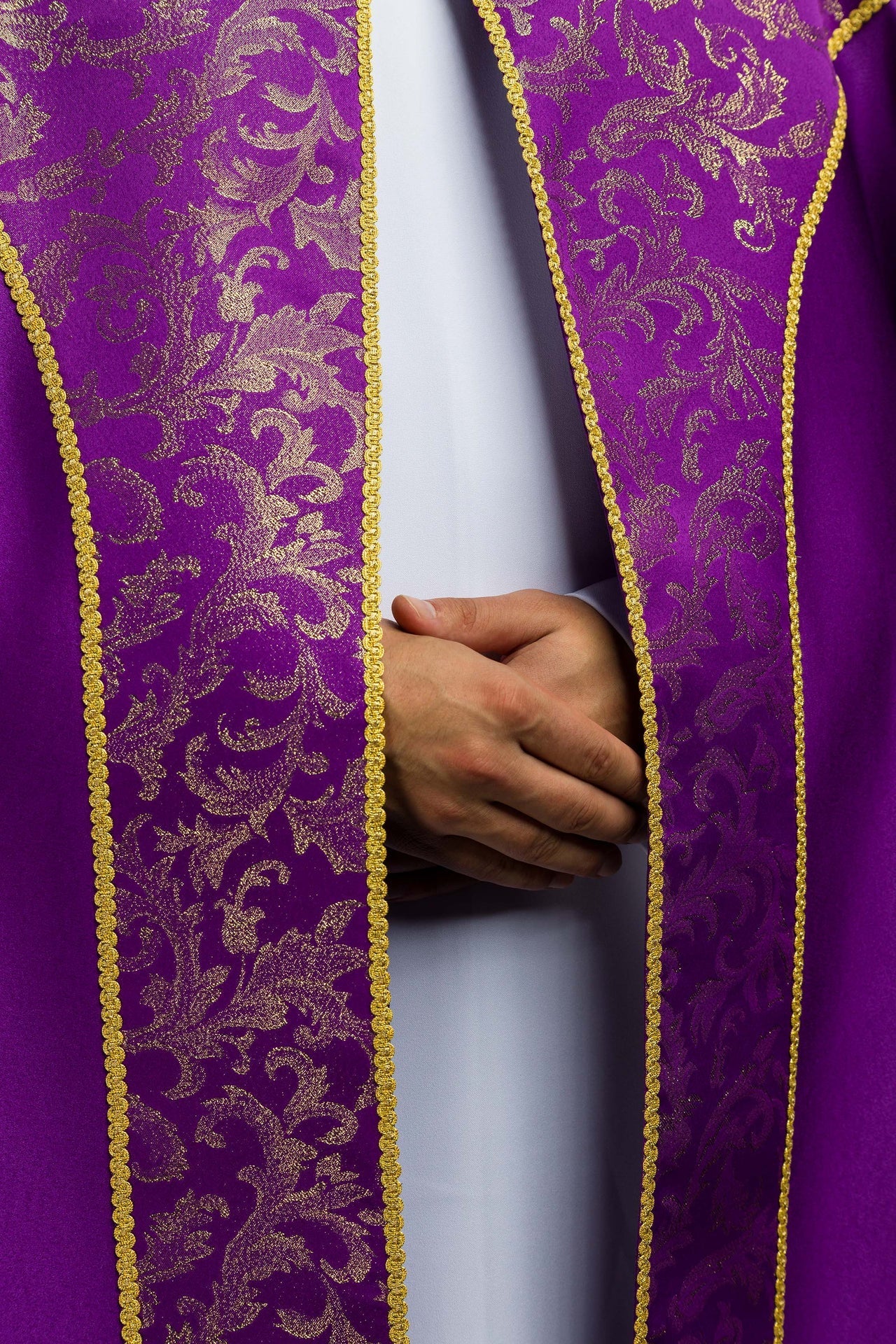 Chapelle violette brodée ornée de tissu jacquard KKP/162/03/20 145cm - CHASUBLES.FR
