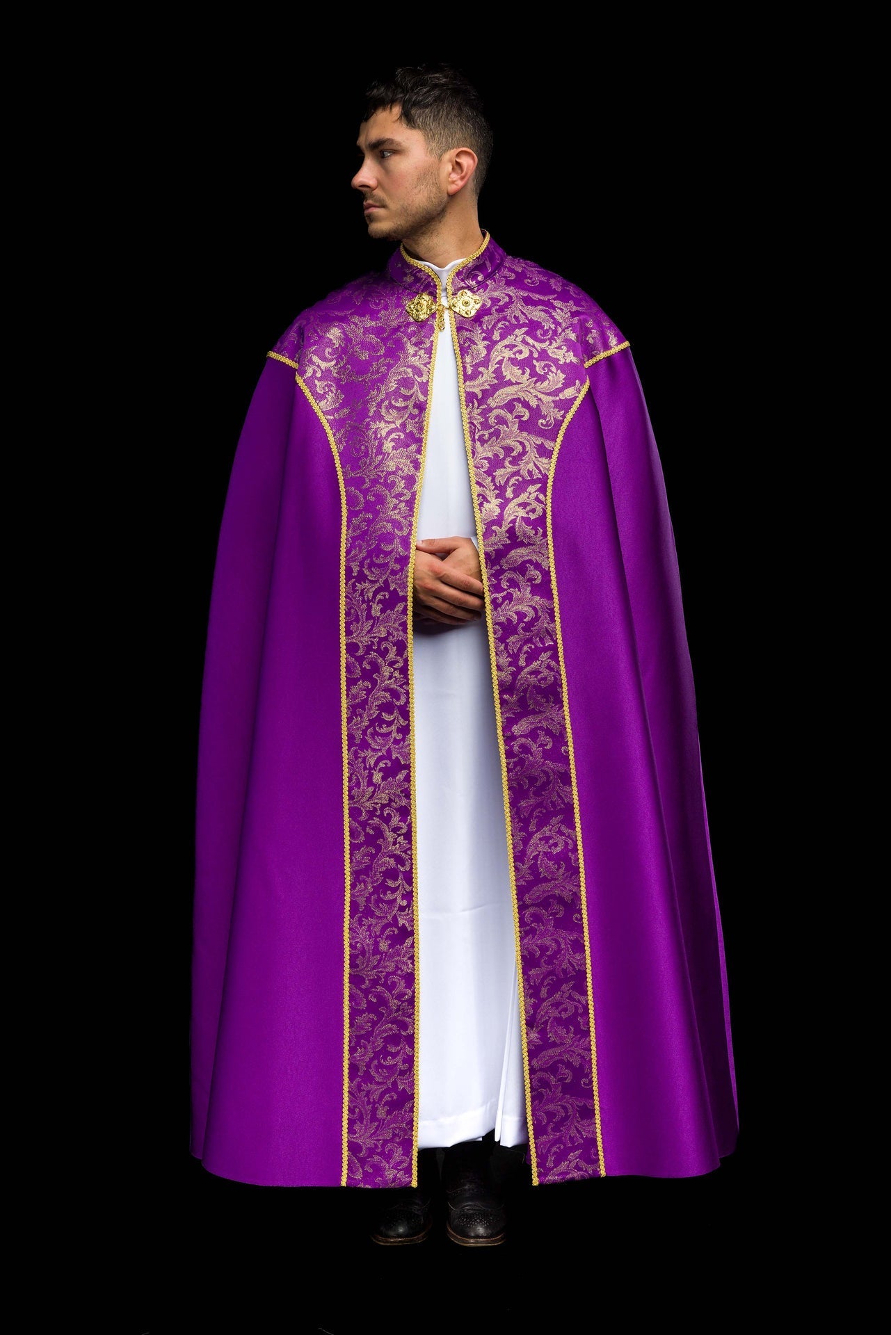 Chapelle violette brodée ornée de tissu jacquard KKP/162/03/20 145cm - CHASUBLES.FR