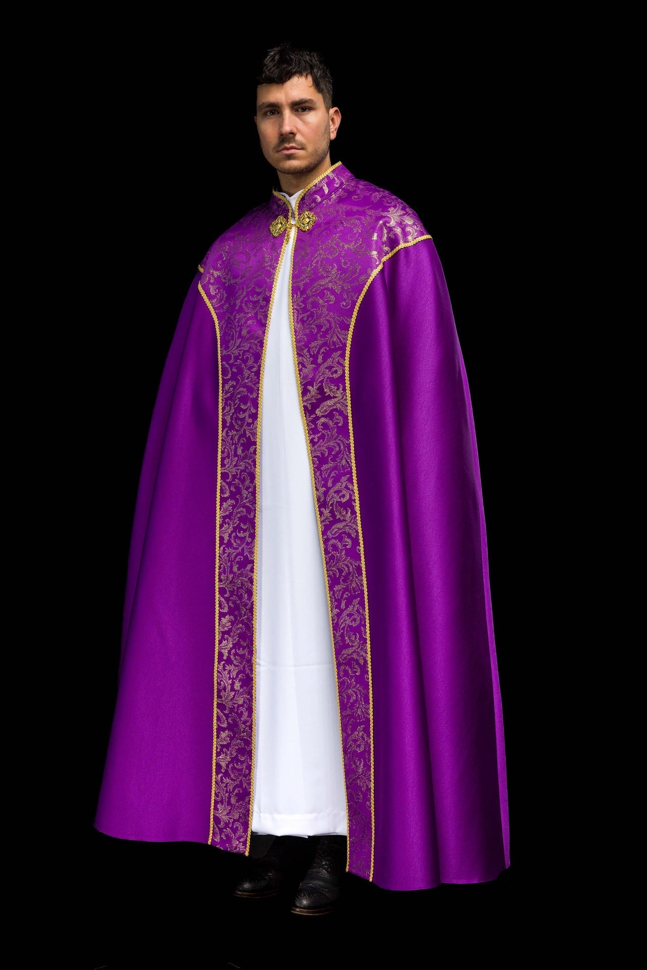 Chapelle violette brodée ornée de tissu jacquard KKP/162/03/20 145cm - CHASUBLES.FR
