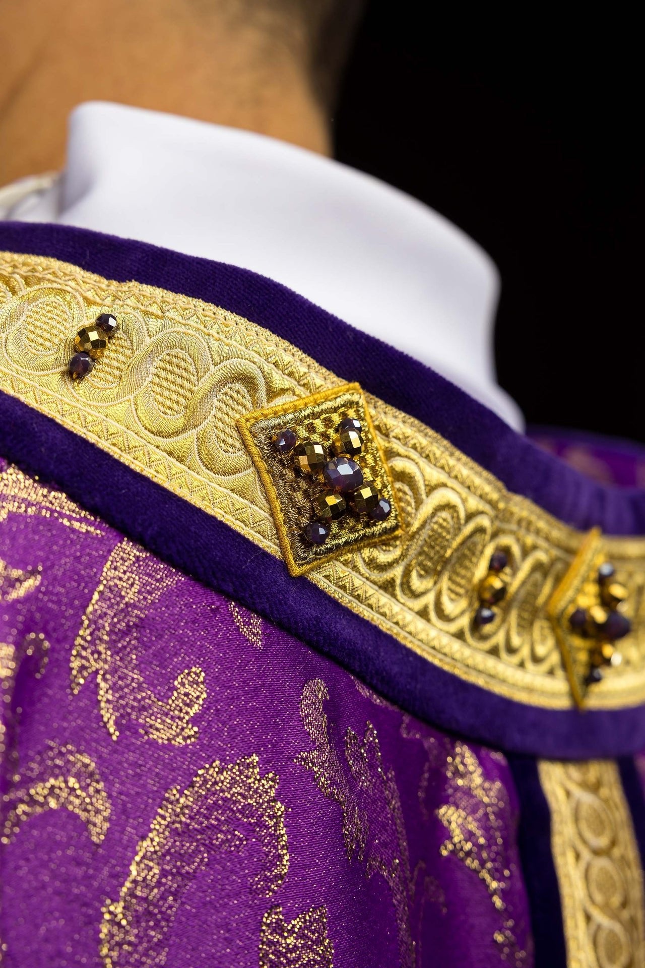 Chasuble artisanale avec pierres naturelles – Handmade 7003 HM/7003/03/90 - CHASUBLES.FR