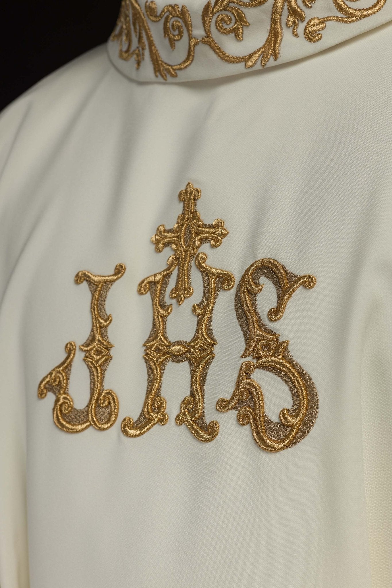 Chasuble avec bordure décorée et motif IHS KOR/157/05/01 ECRU - CHASUBLES.FR