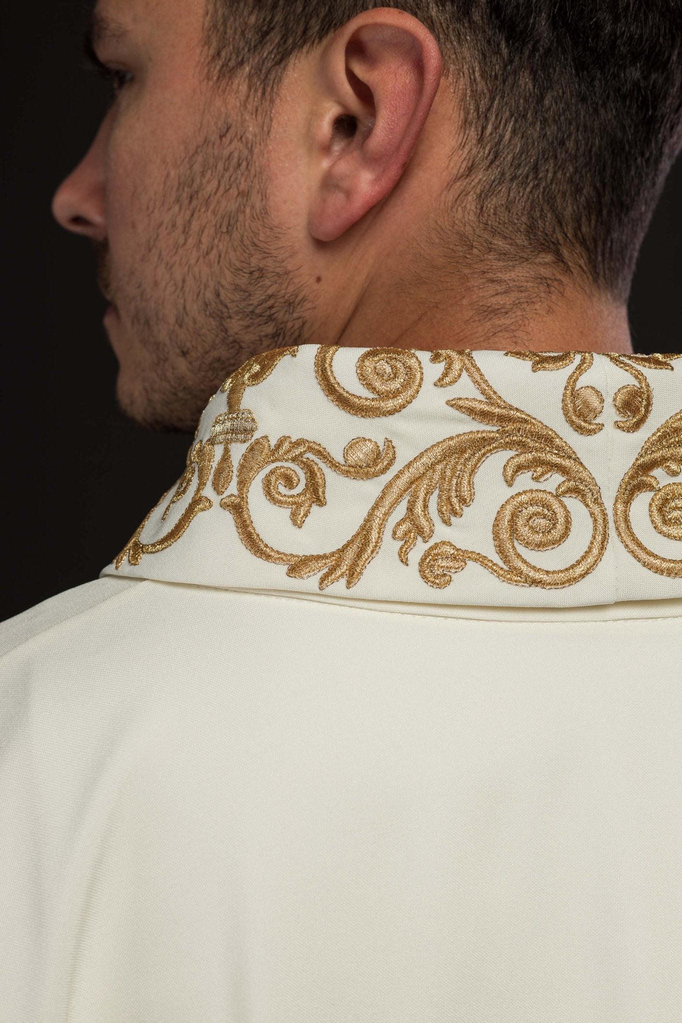 Chasuble avec bordure décorée et motif IHS KOR/157/05/01 ECRU - CHASUBLES.FR