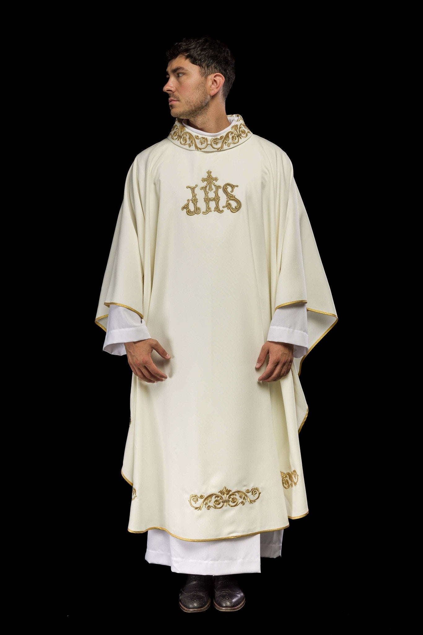 Chasuble avec bordure décorée et motif IHS KOR/157/05/01 ECRU - CHASUBLES.FR