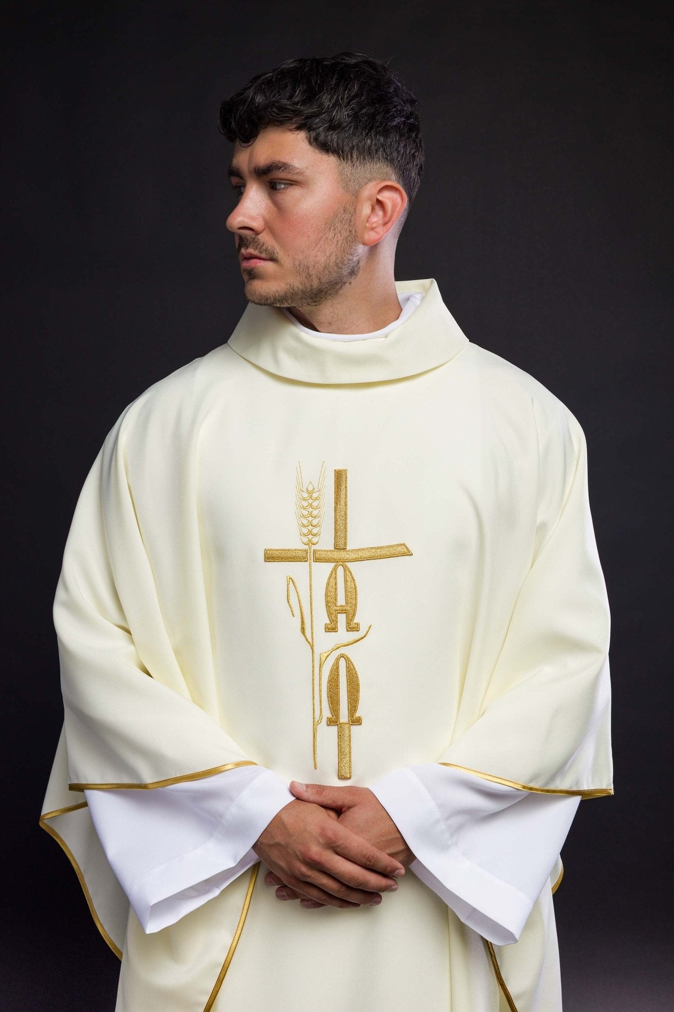 Chasuble avec broderie Alpha Omega en écru KOR/013/05/12 ECRU - CHASUBLES.FR