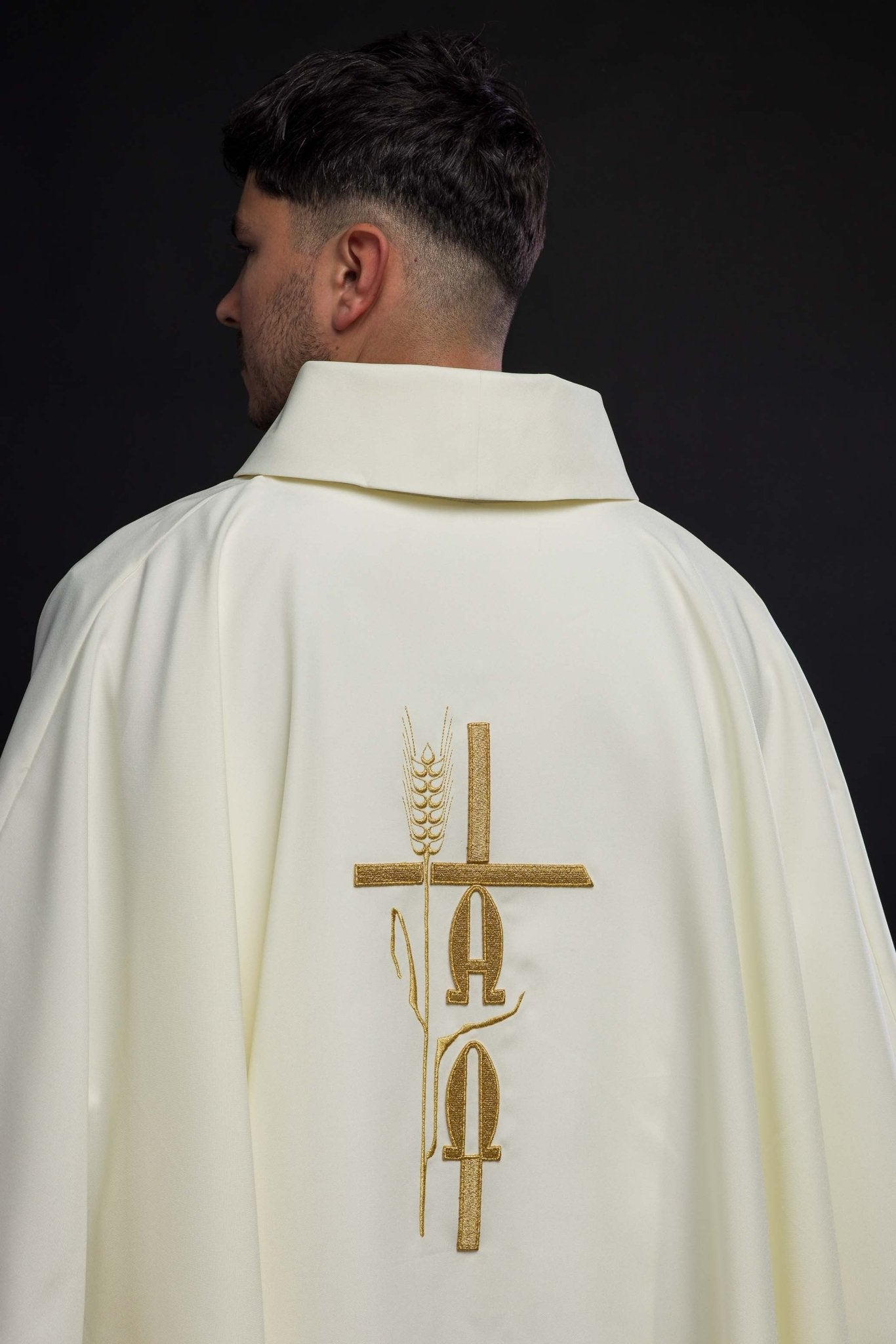 Chasuble avec broderie Alpha Omega en écru KOR/013/05/12 ECRU - CHASUBLES.FR