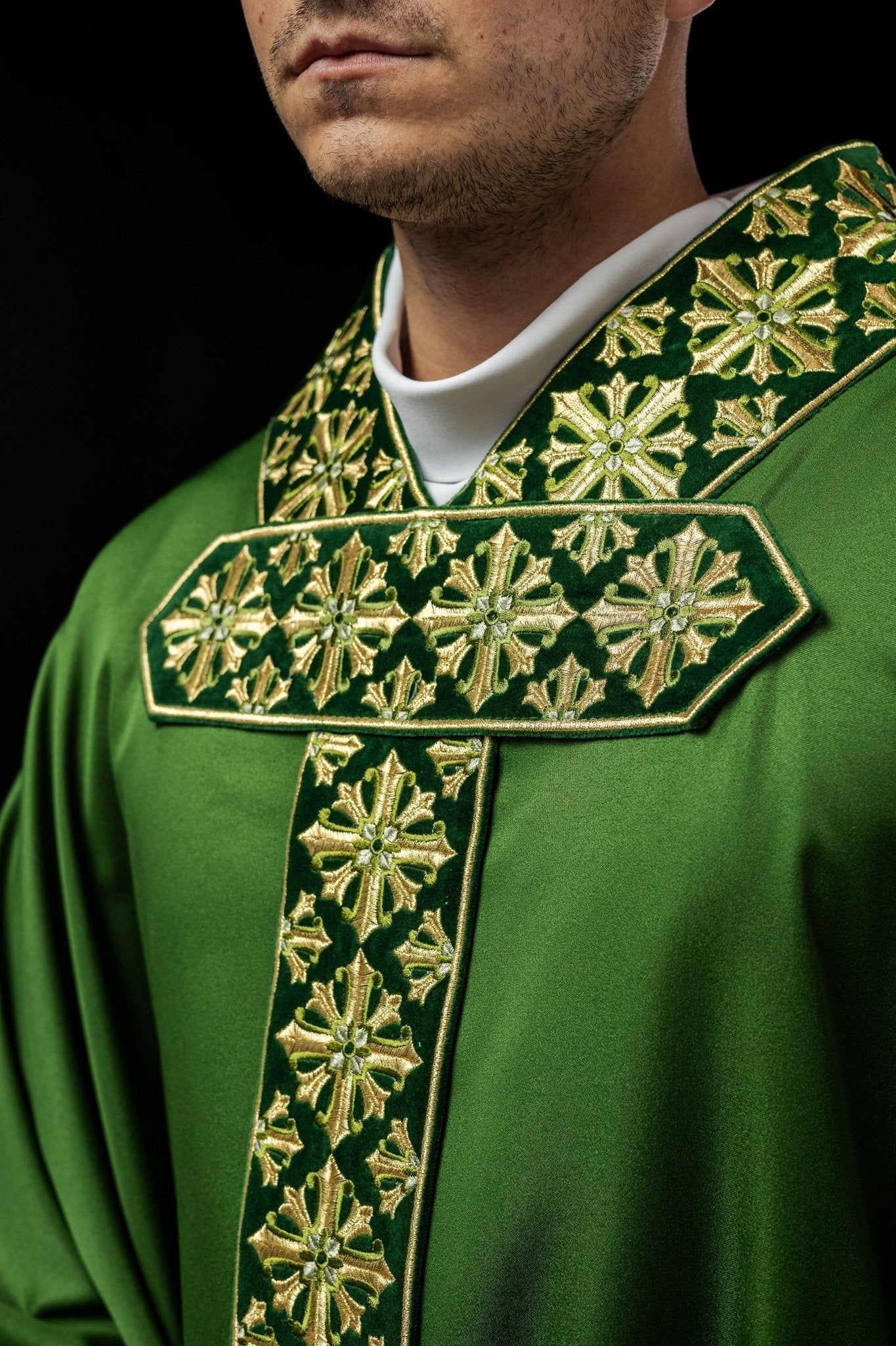 Chasuble avec broderie brillante en vert LE/7026/01 - CHASUBLES.FR