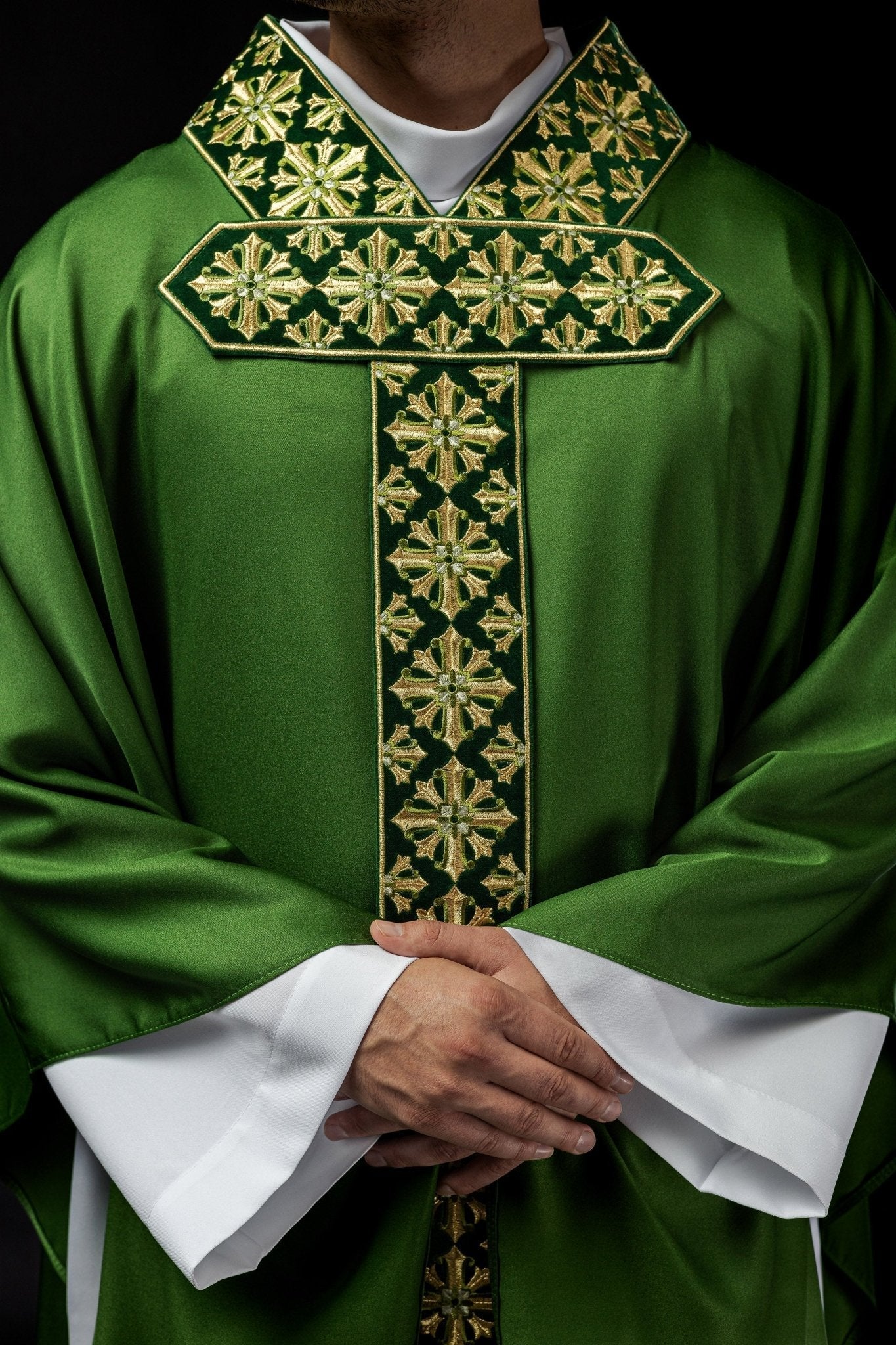 Chasuble avec broderie brillante en vert LE/7026/01 - CHASUBLES.FR