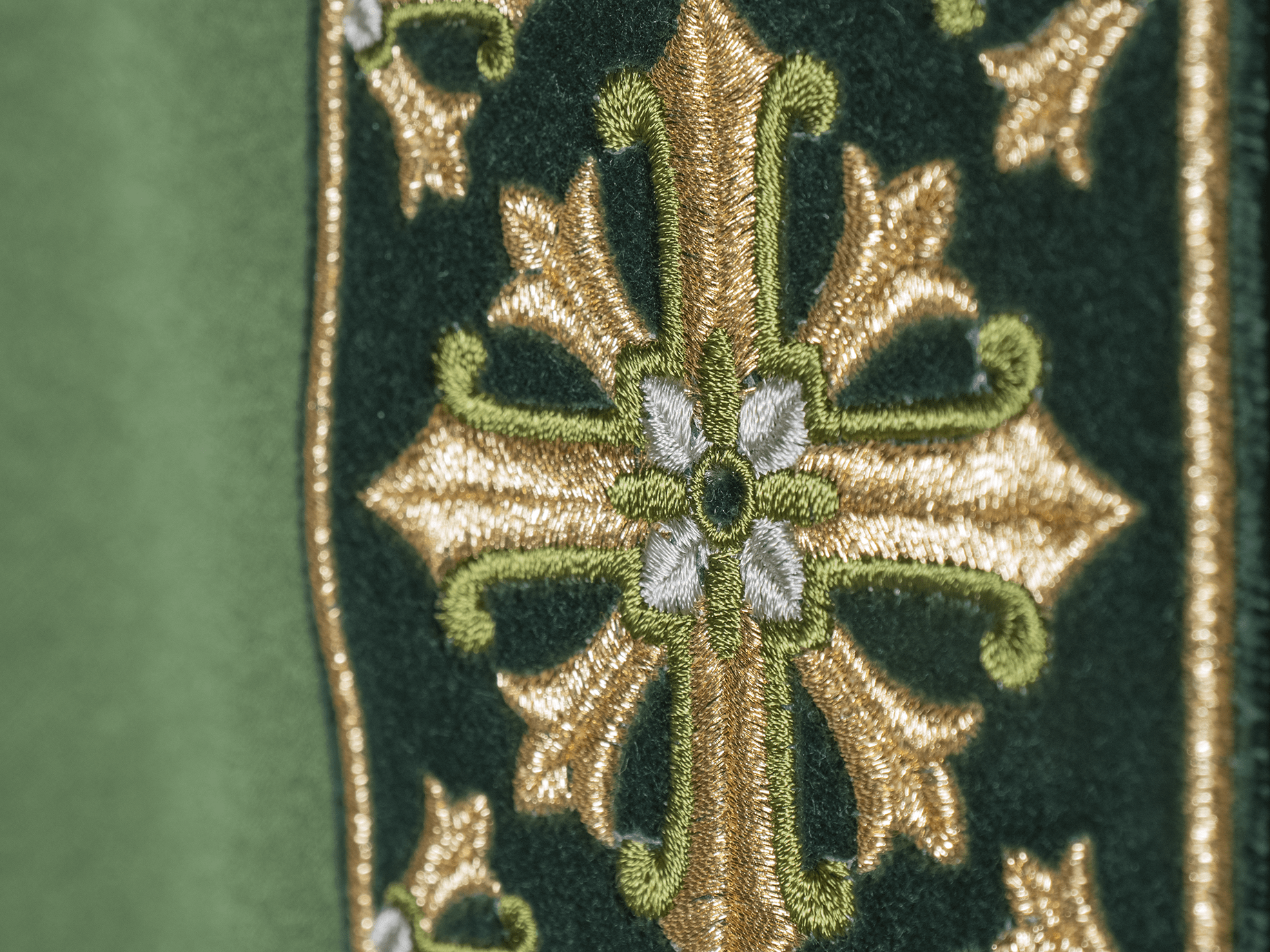 Chasuble avec broderie brillante en vert LE/7026/01 - CHASUBLES.FR