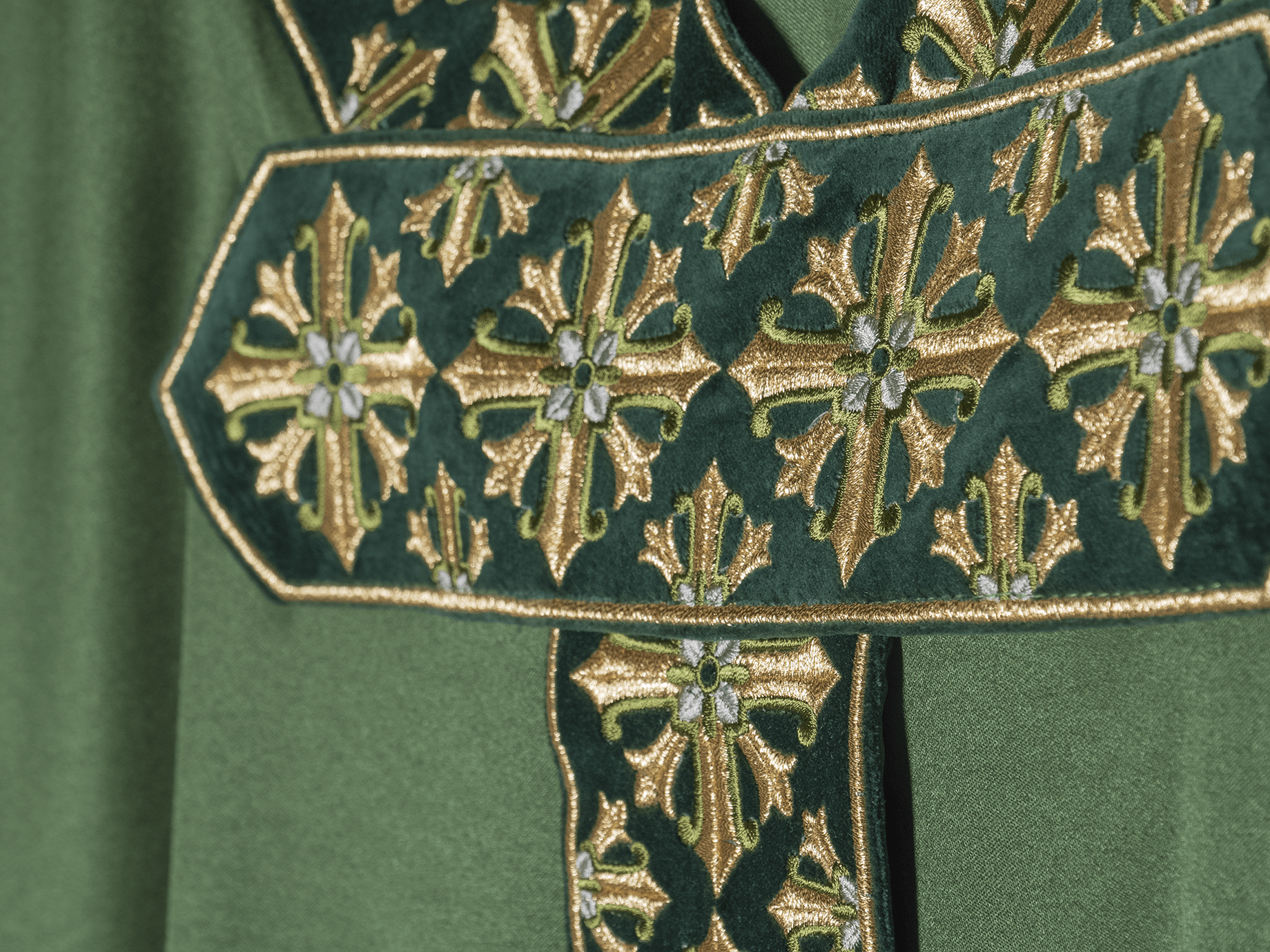 Chasuble avec broderie brillante en vert LE/7026/01 - CHASUBLES.FR