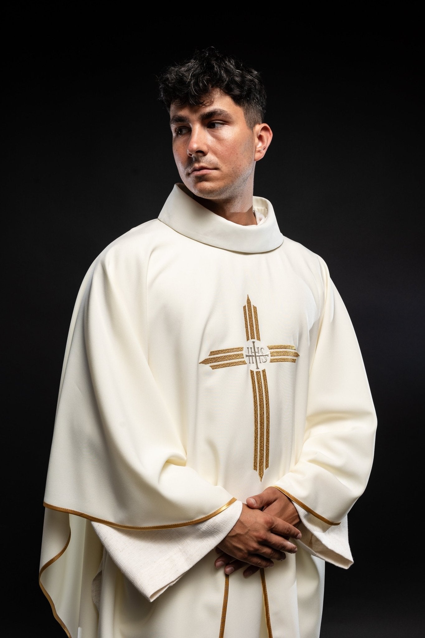 Chasuble avec broderie de la Croix et de l'IHS en écru KOR/017/05/12 ECRU - CHASUBLES.FR